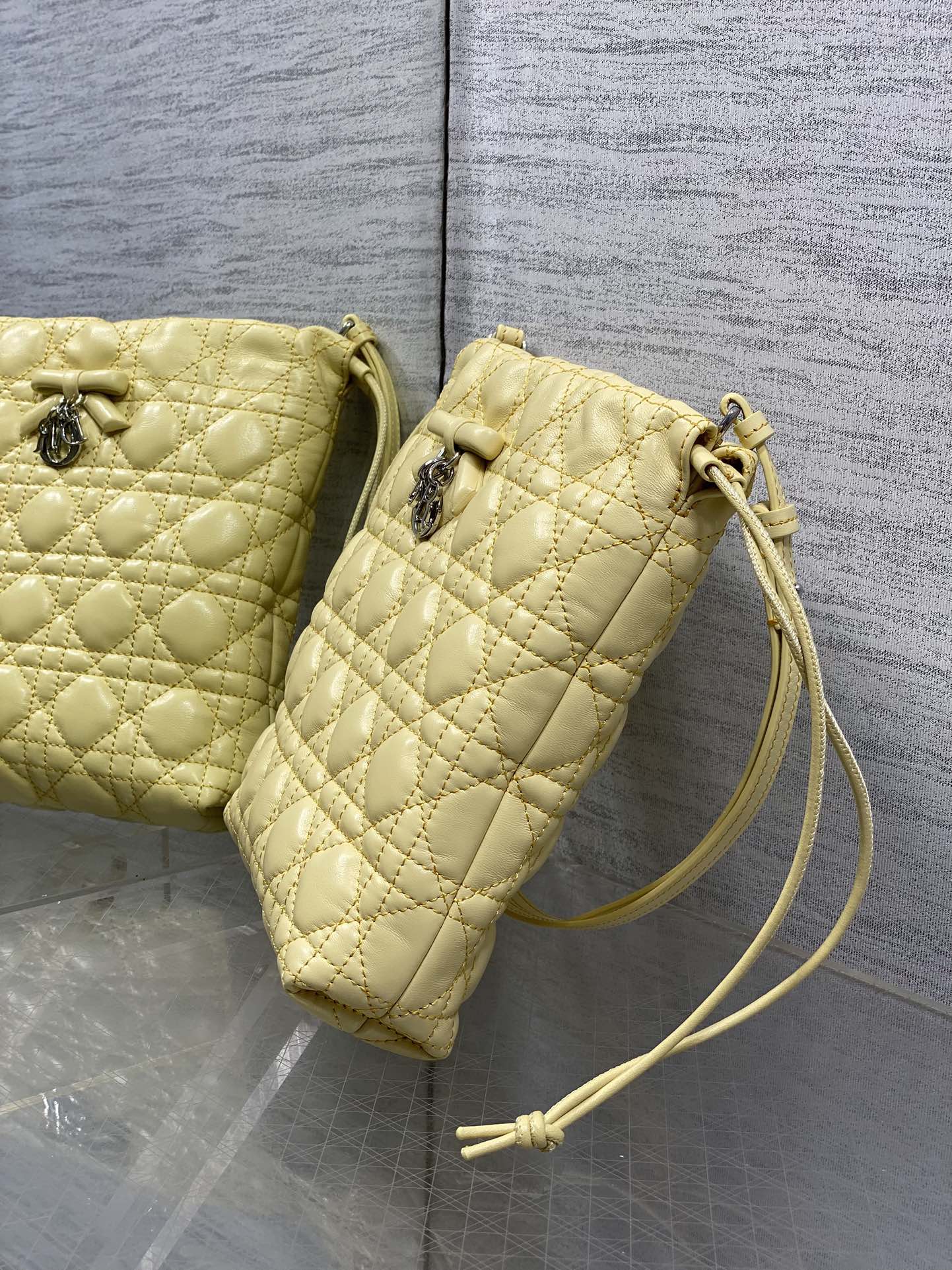现货‼️Dior Adiorable最新款菱格纹福袋，采用柔软皮革+经典菱格纹缝线，搭配蝴蝶结和金属吊饰