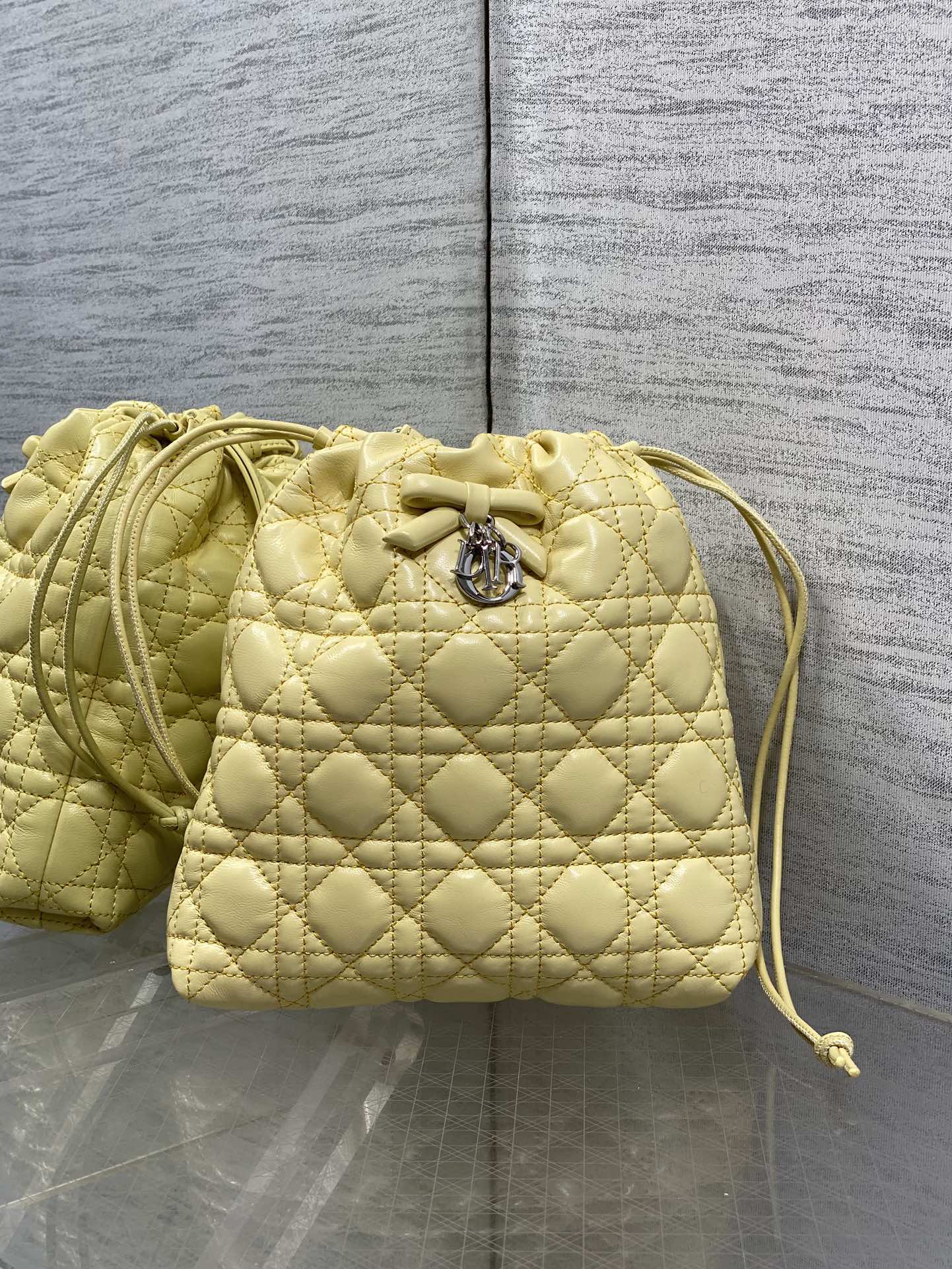 现货‼️Dior Adiorable最新款菱格纹福袋，采用柔软皮革+经典菱格纹缝线，搭配蝴蝶结和金属吊饰