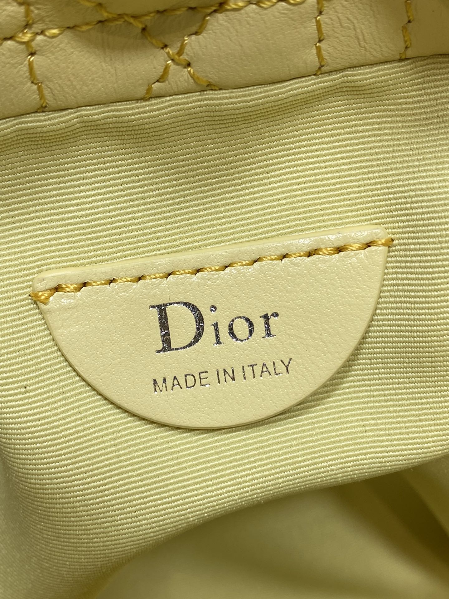 现货‼️Dior Adiorable最新款菱格纹福袋，采用柔软皮革+经典菱格纹缝线，搭配蝴蝶结和金属吊饰