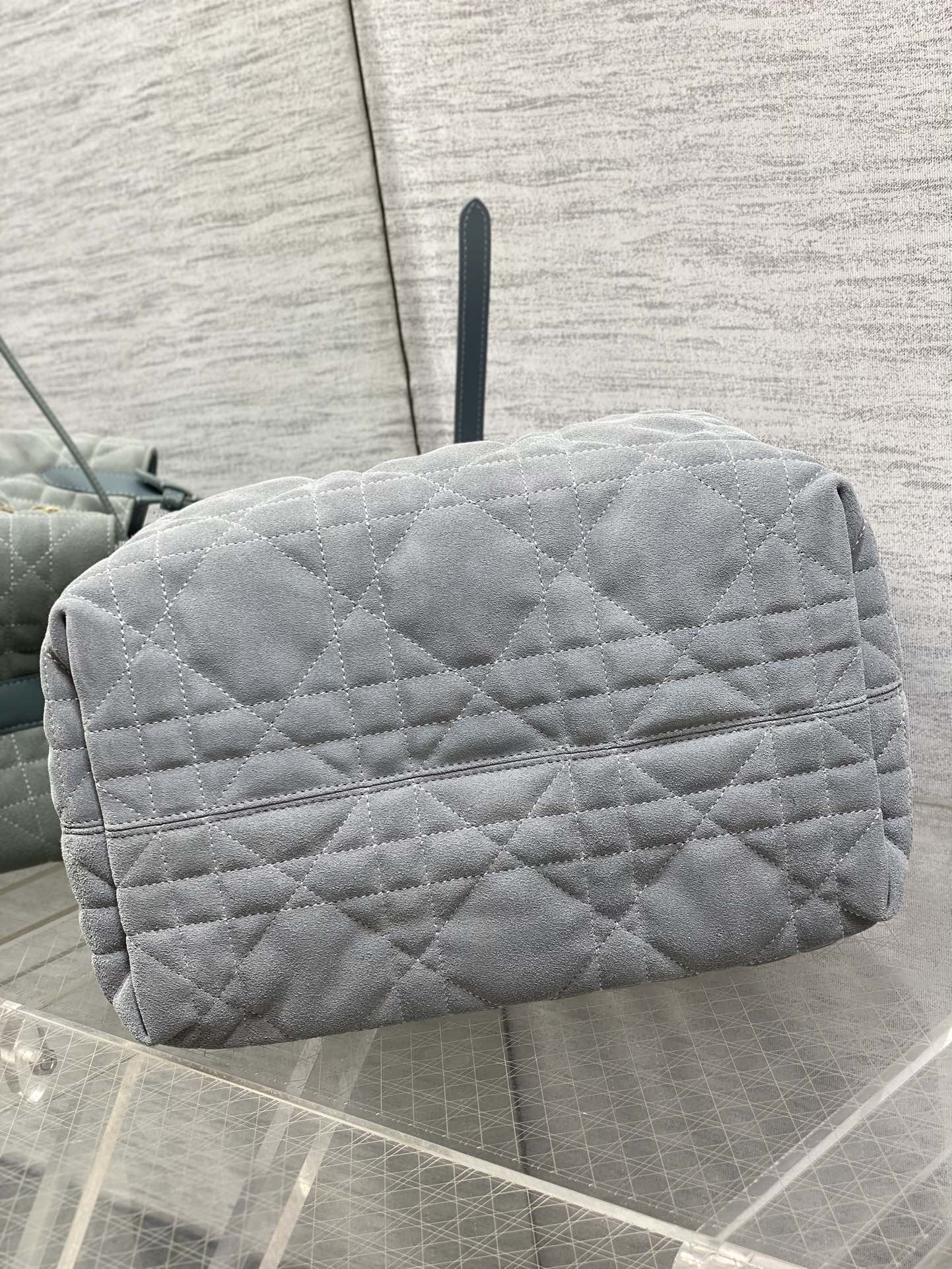中号现货‼️Toujours系列秋冬最新绒面皮配皮系列，有点太美了，高颜值大包包，颜色非常清新，让人眼前