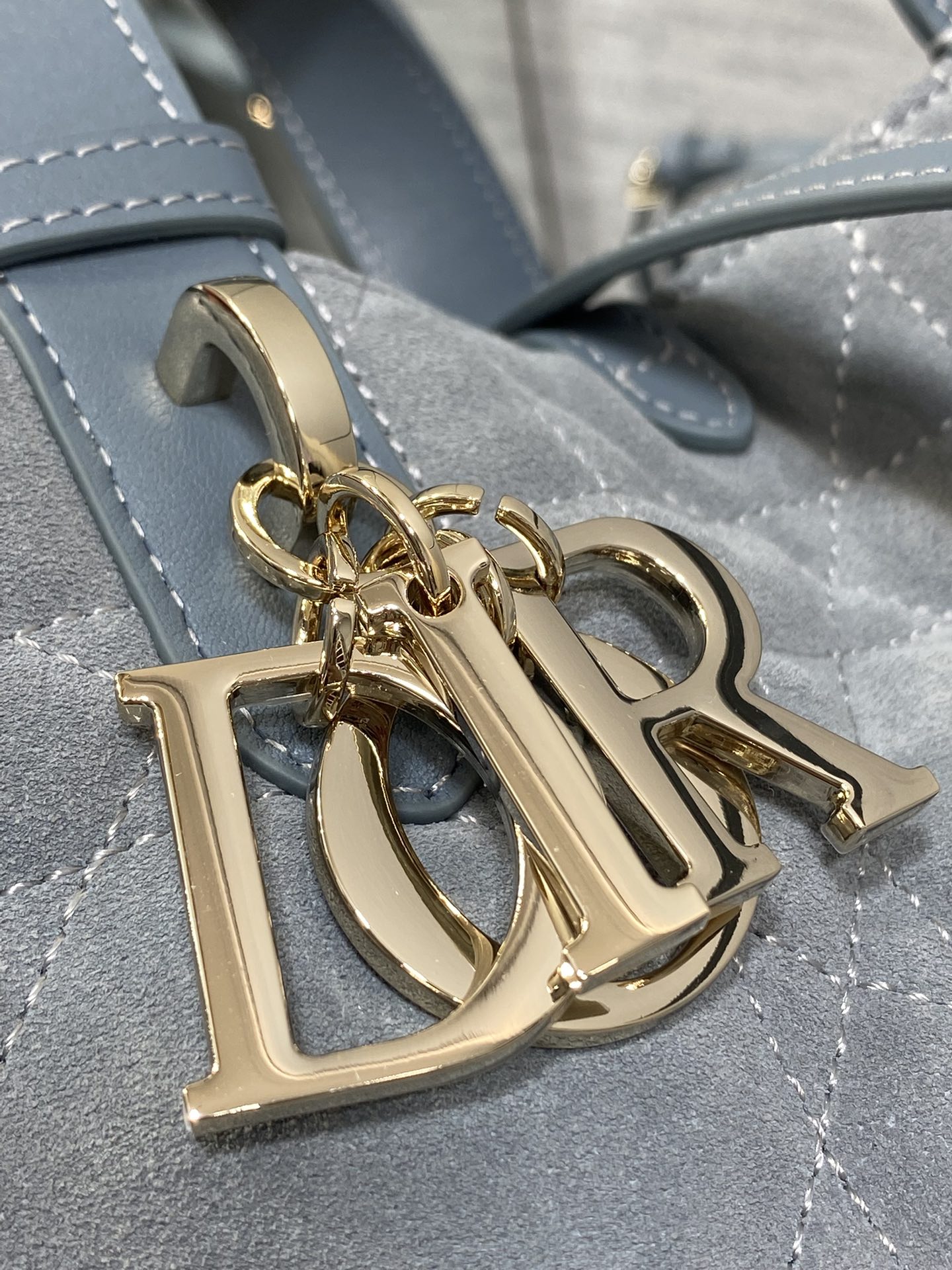 中号现货‼️Toujours系列秋冬最新绒面皮配皮系列，有点太美了，高颜值大包包，颜色非常清新，让人眼前