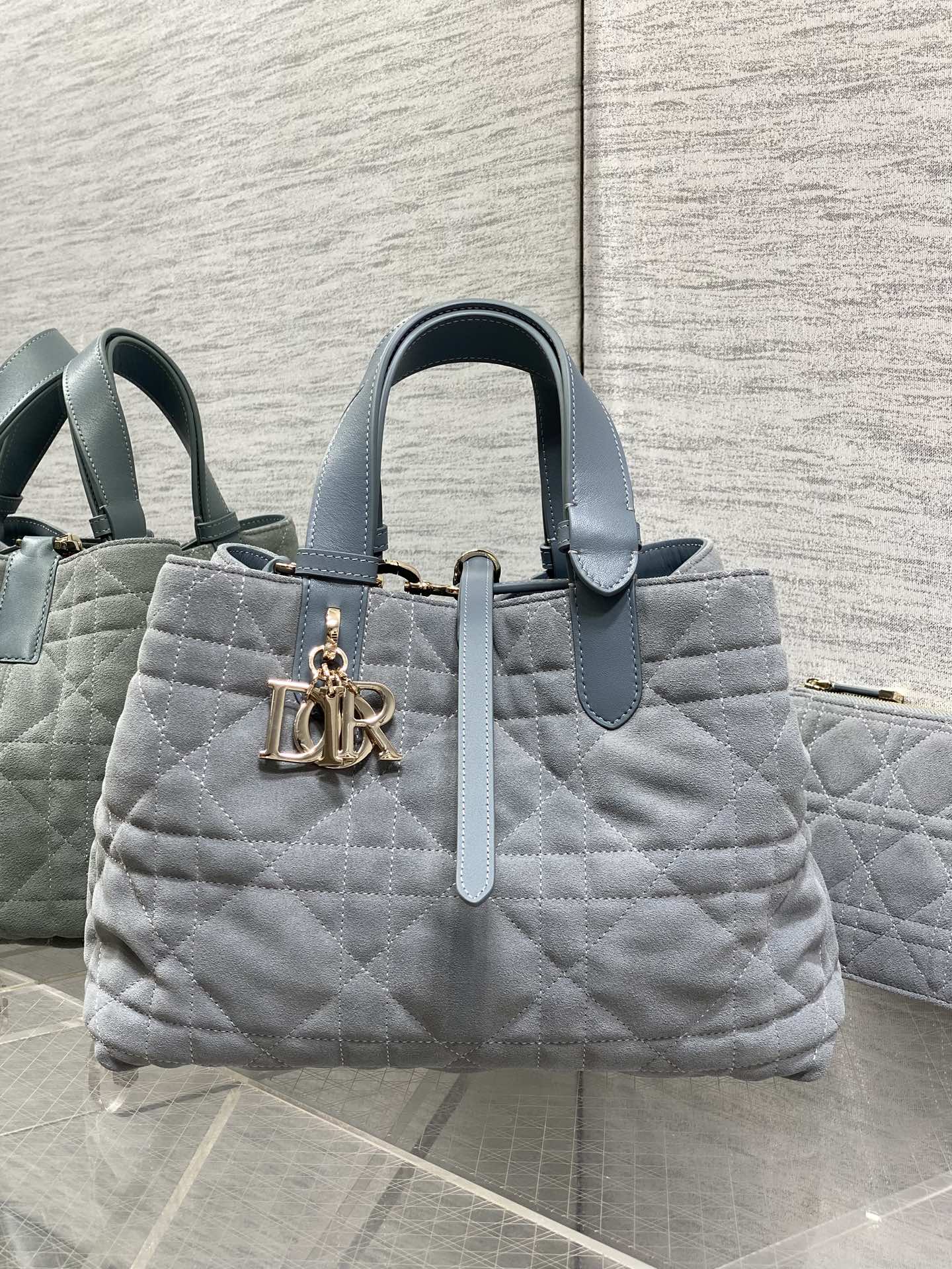 中号现货‼️Toujours系列秋冬最新绒面皮配皮系列，有点太美了，高颜值大包包，颜色非常清新，让人眼前