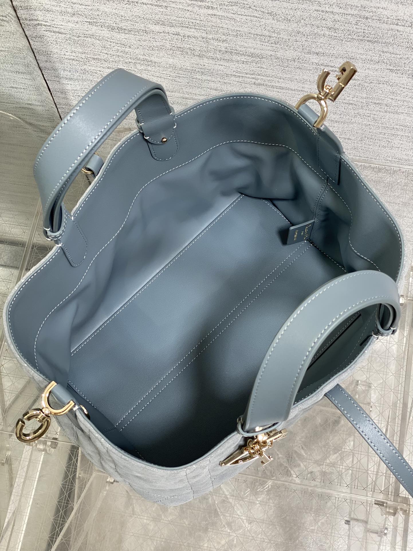 中号现货‼️Toujours系列秋冬最新绒面皮配皮系列，有点太美了，高颜值大包包，颜色非常清新，让人眼前