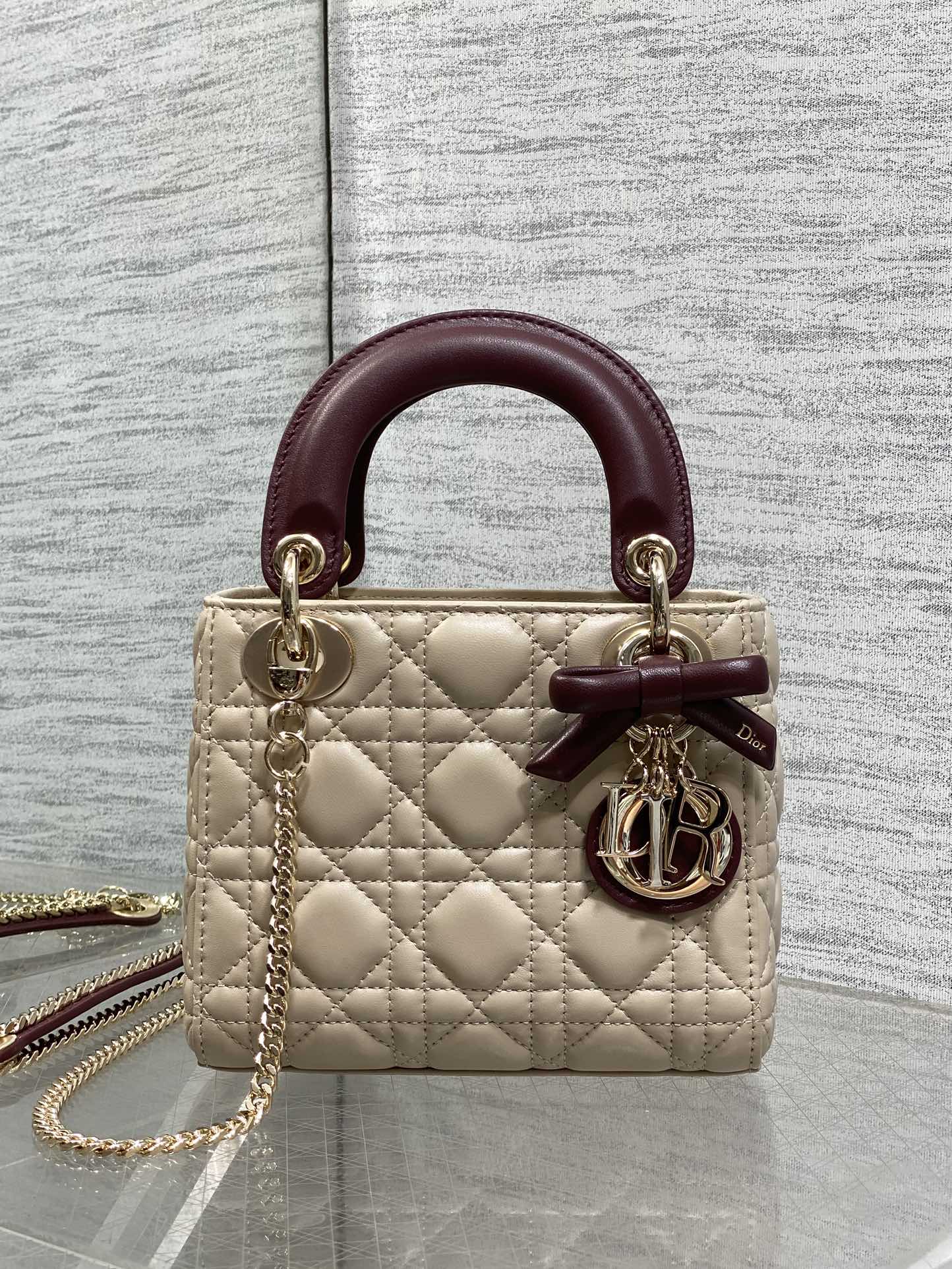 现货‼️Classic Lady最新蝴蝶结🎀戴妃包，人手一个必备的三格小包😍。迷人优雅又气场十足💃🏻，斜