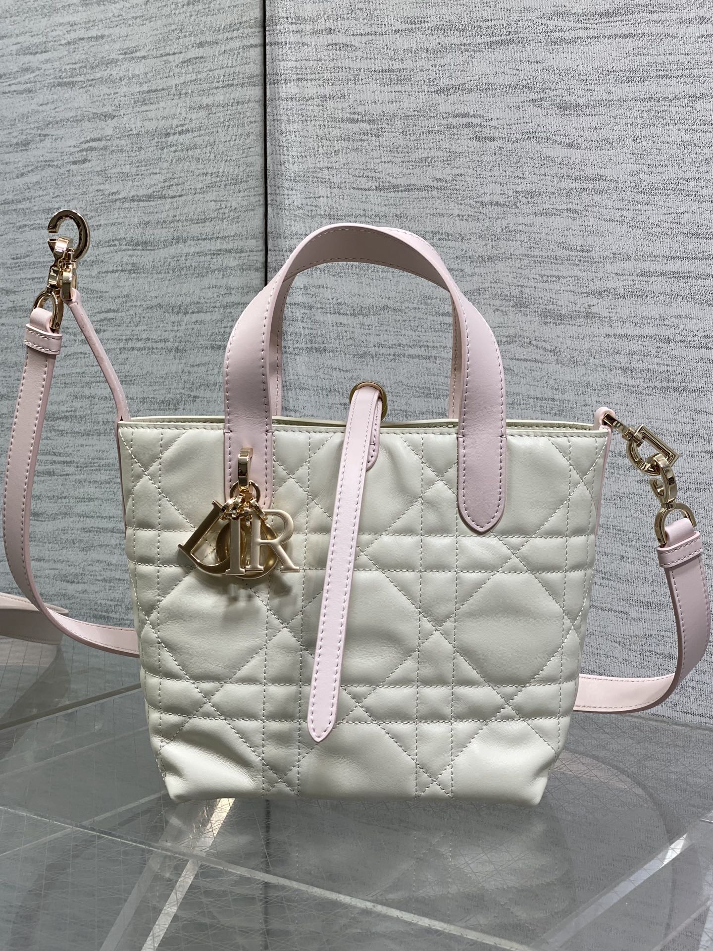 现货‼️芯片版Toujours小土著竖版小号春夏限定粉白配色系列美到心巴上，属于完全治愈的色系自带温柔，