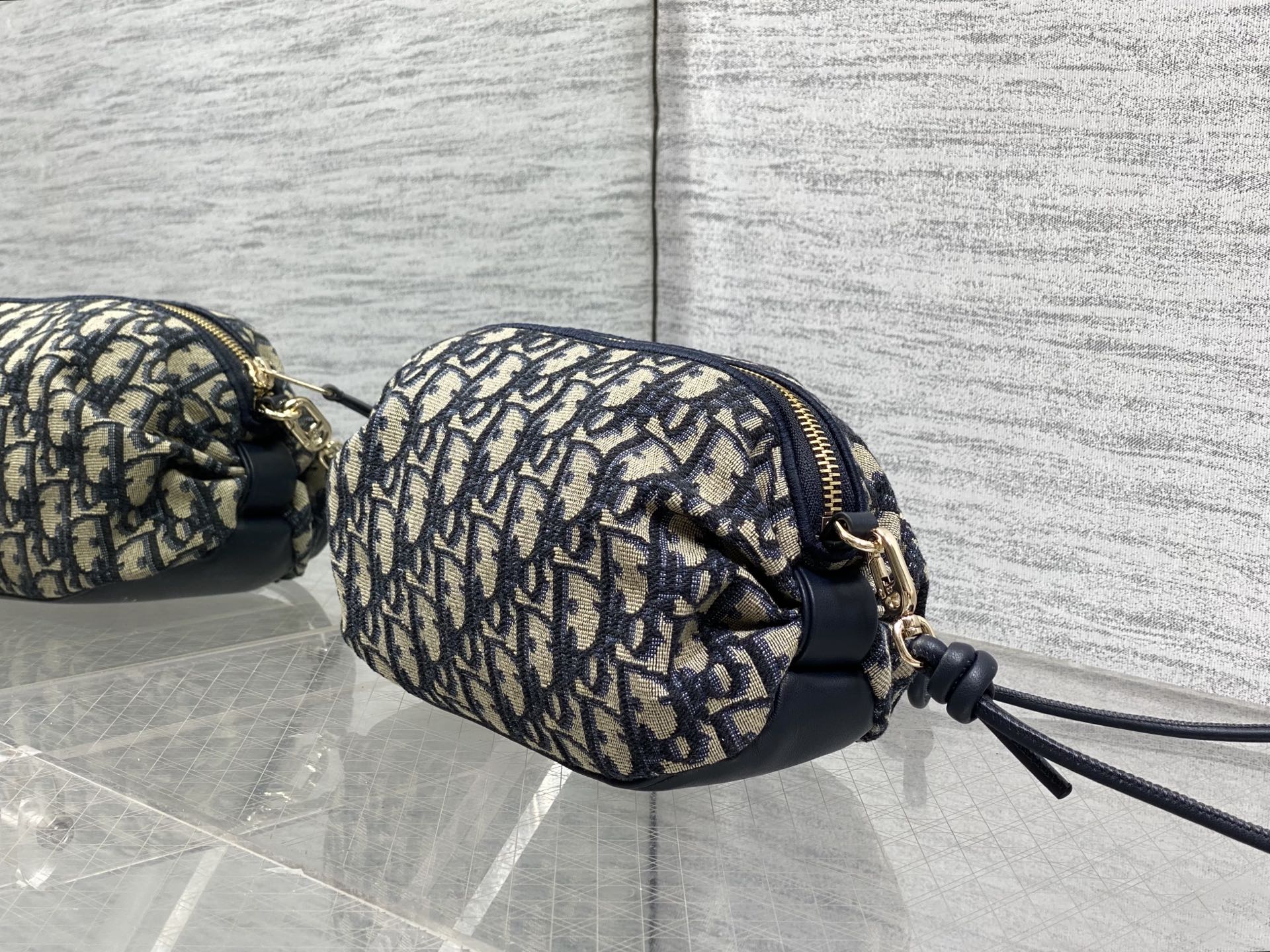 原厂芯片版现货‼️最新 Bow Bag手拿包系列简洁的筒包形，像香香软软的面包侧面的蝴蝶结设计，真的别有