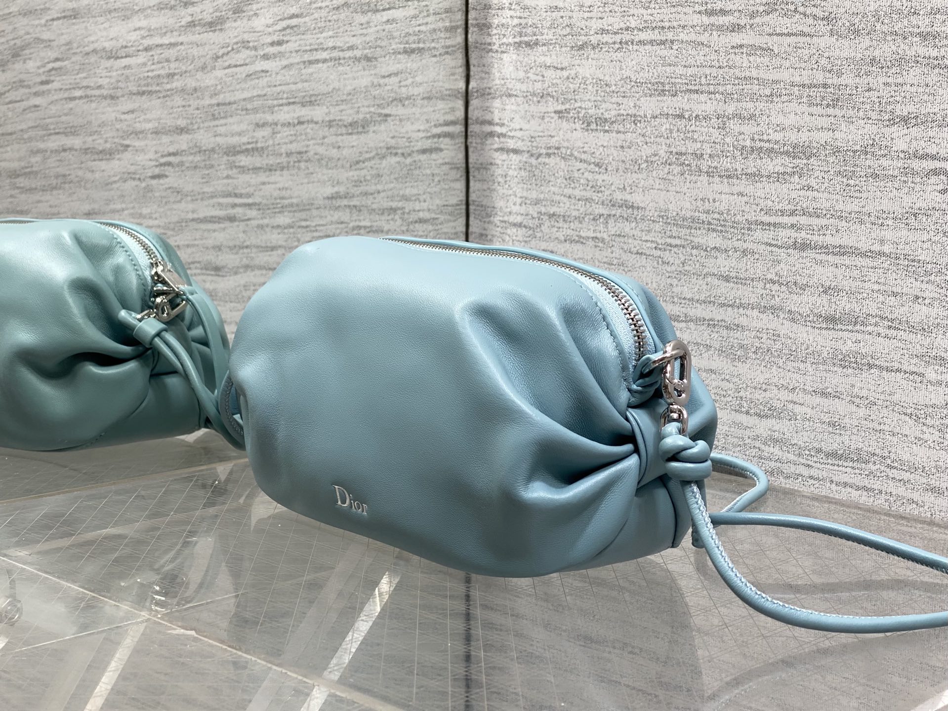 原厂皮芯片款现货‼️最新 Bow Bag手拿包系列简洁的筒包形，像香香软软的面包侧面的蝴蝶结设计，真的别