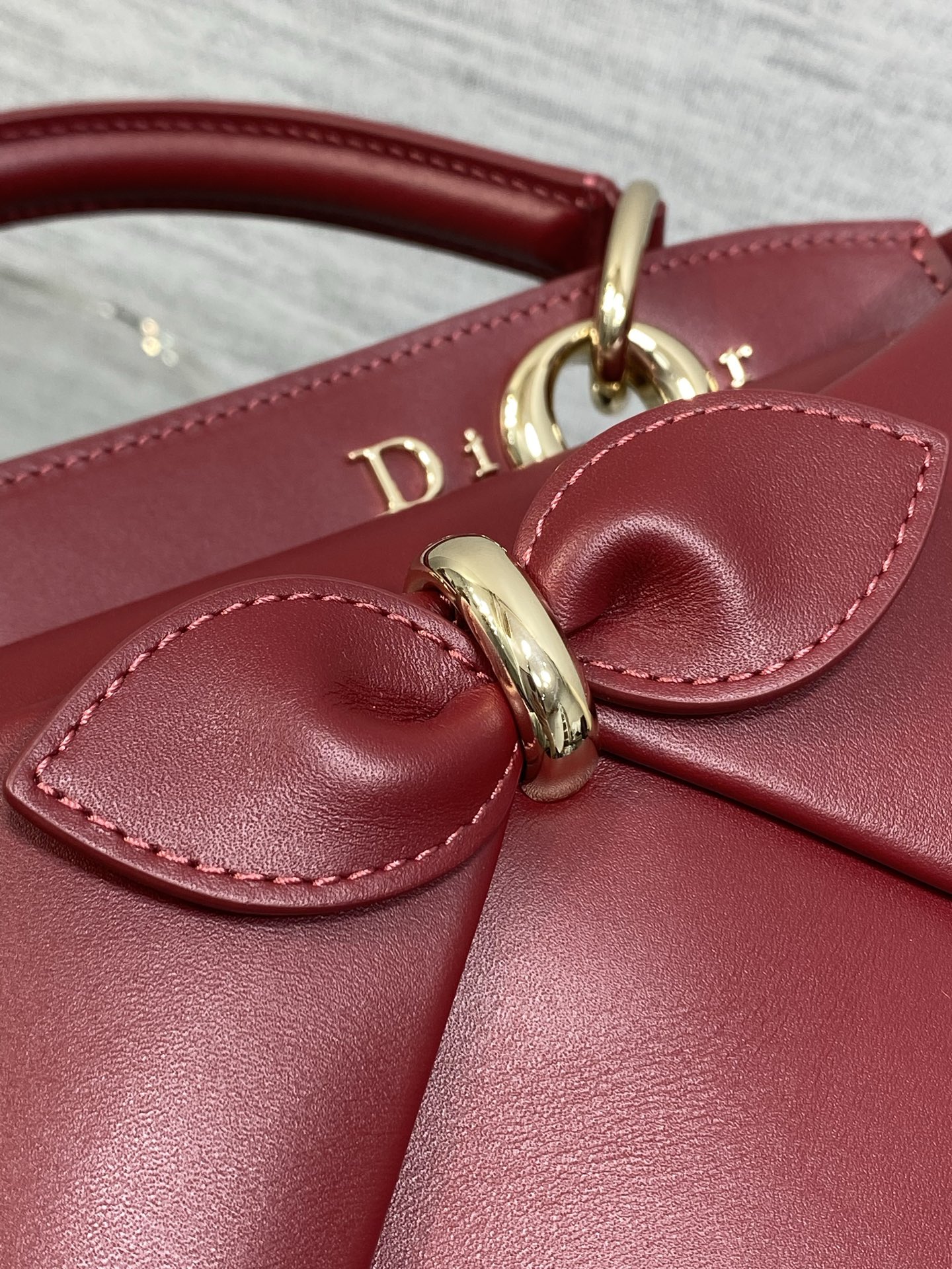 小号现货‼️Dior2026最新蝴蝶结手提包，把“蝴蝶结”焊在系列里.蝴蝶结也不再是小女生的甜腻感，新设