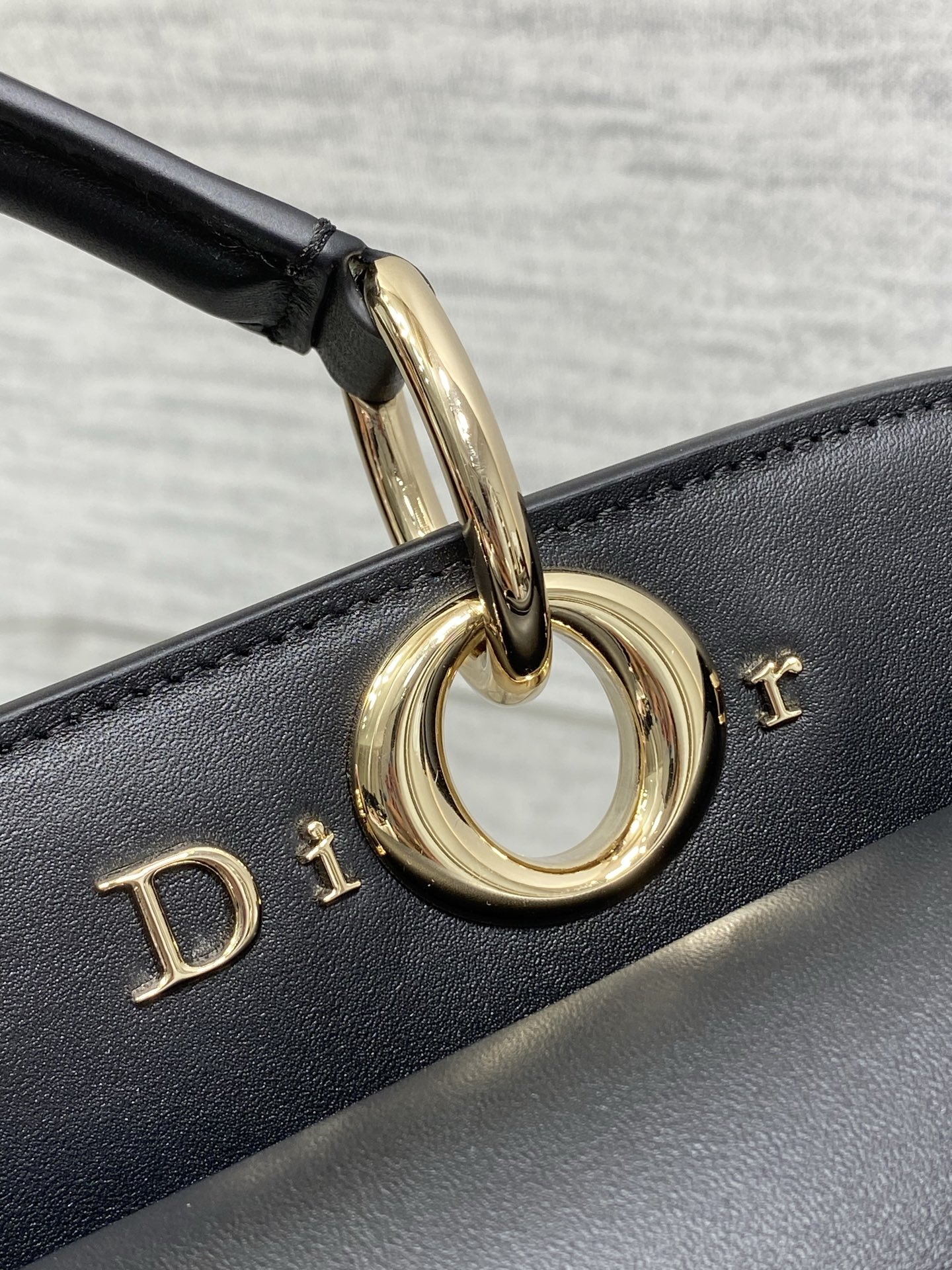 大号现货‼️Dior2026最新蝴蝶结手提包，把“蝴蝶结”焊在系列里.蝴蝶结也不再是小女生的甜腻感，新设