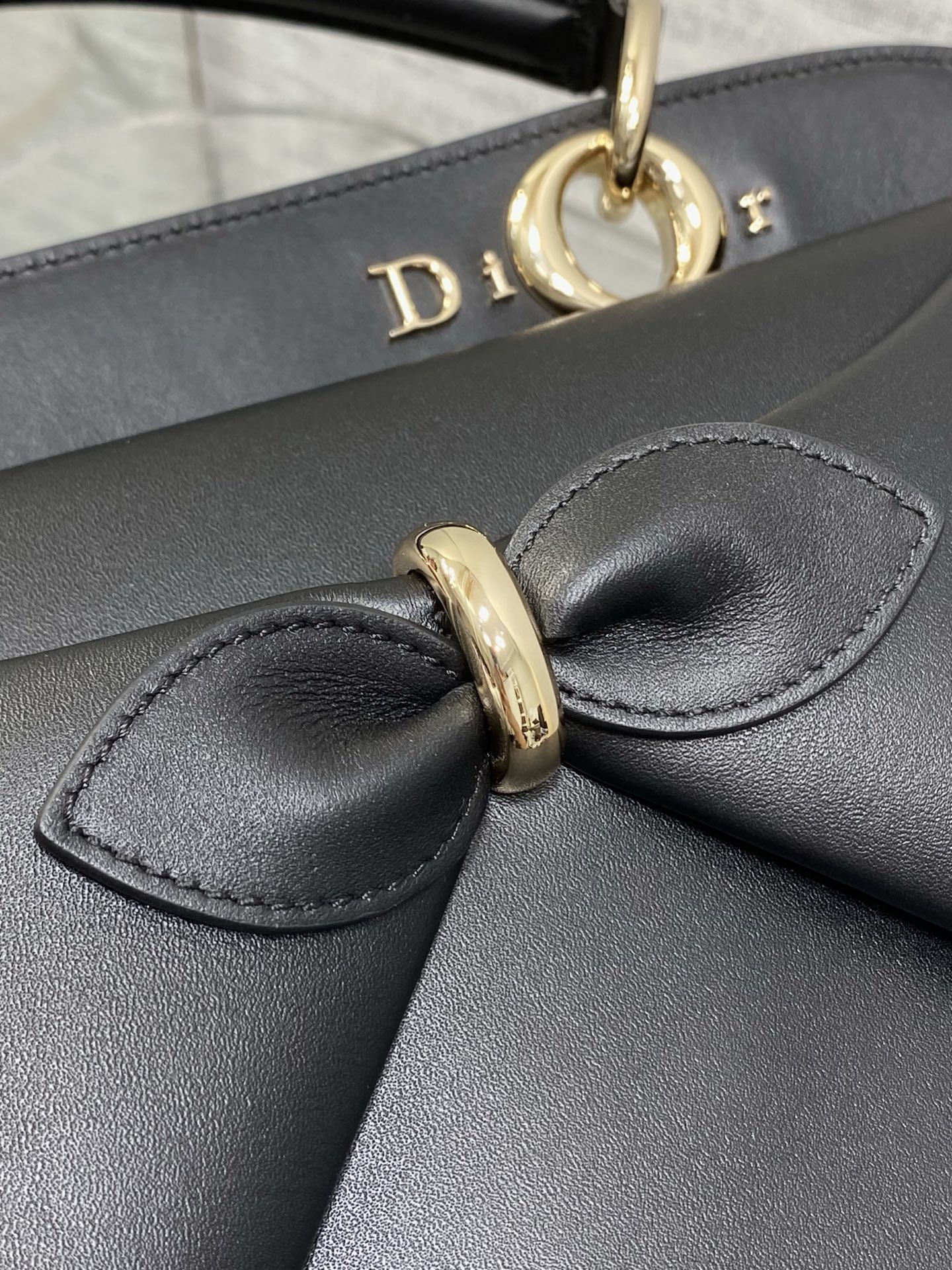 大号现货‼️Dior2026最新蝴蝶结手提包，把“蝴蝶结”焊在系列里.蝴蝶结也不再是小女生的甜腻感，新设