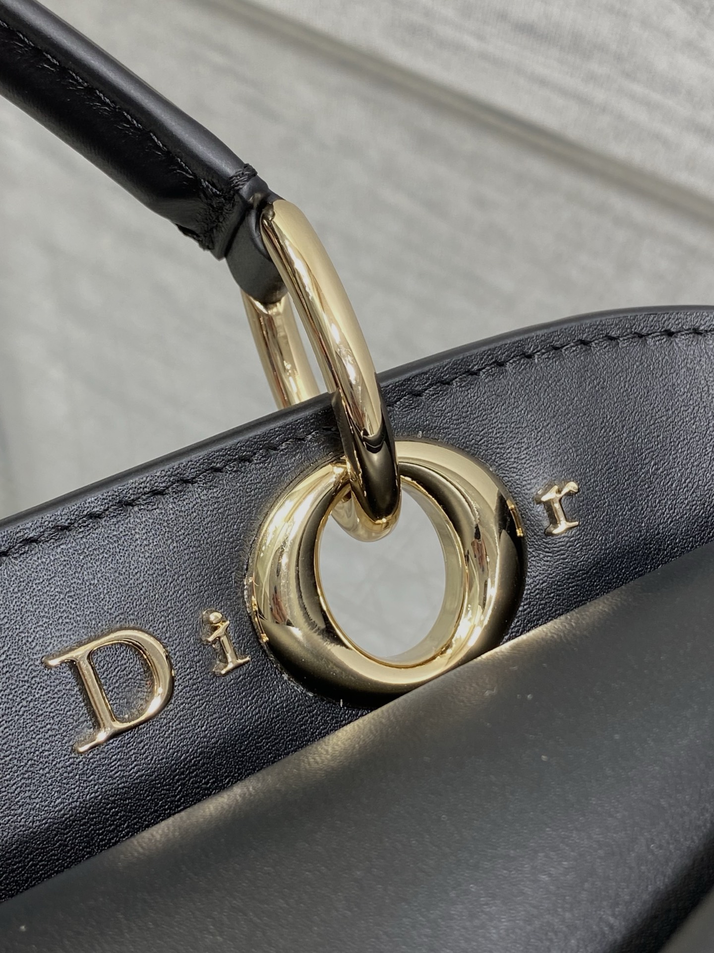 小号现货‼️Dior2026最新蝴蝶结手提包，把“蝴蝶结”焊在系列里.蝴蝶结也不再是小女生的甜腻感，新设