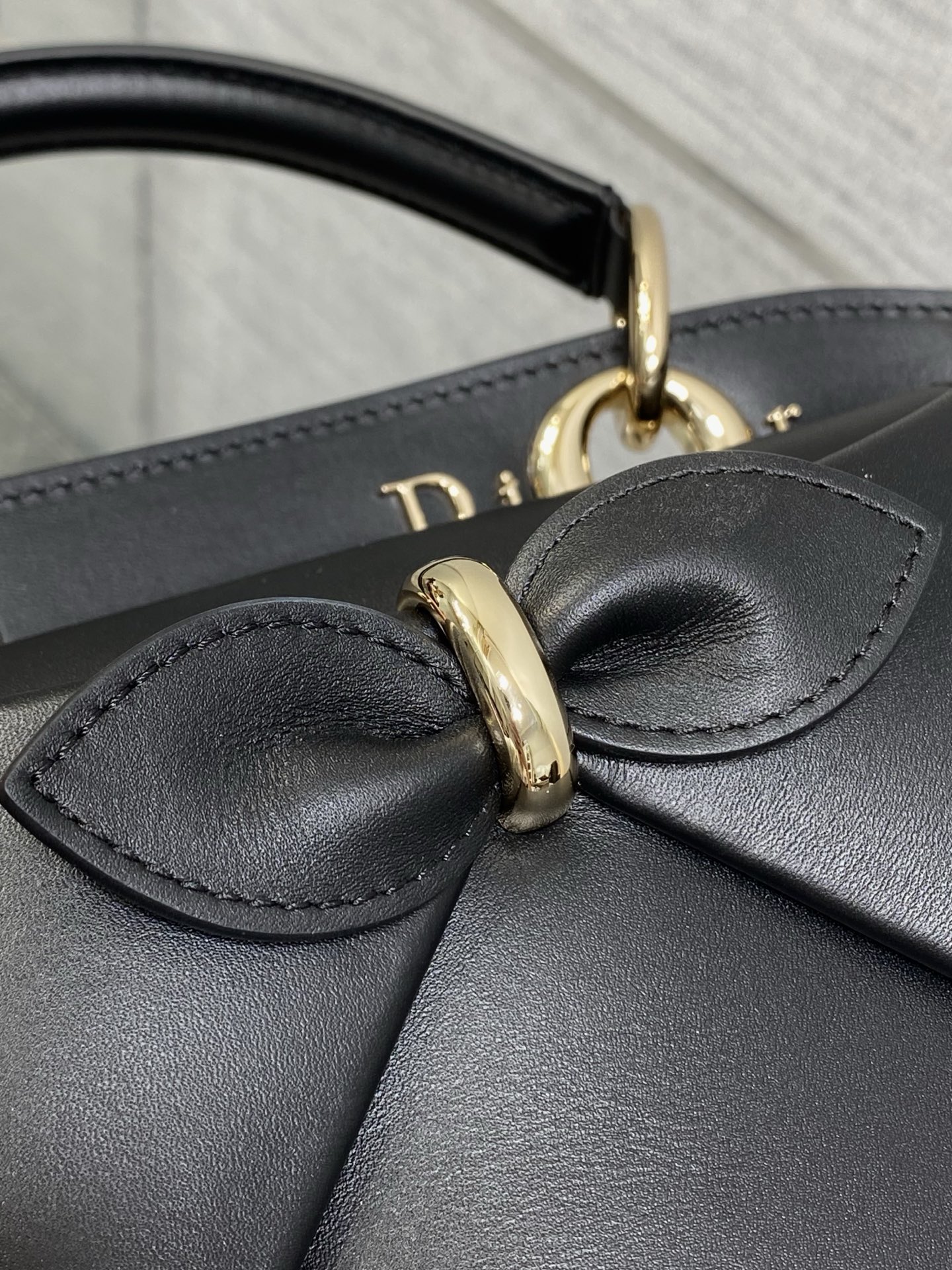 小号现货‼️Dior2026最新蝴蝶结手提包，把“蝴蝶结”焊在系列里.蝴蝶结也不再是小女生的甜腻感，新设