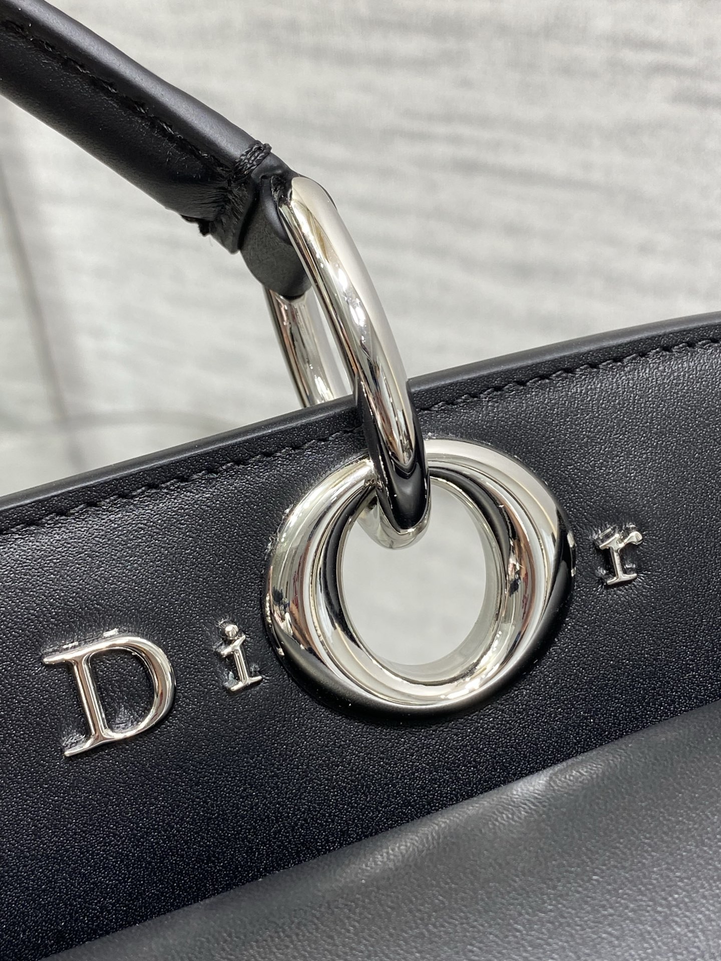 大号现货‼️Dior2026最新蝴蝶结手提包，把“蝴蝶结”焊在系列里.蝴蝶结也不再是小女生的甜腻感，新设
