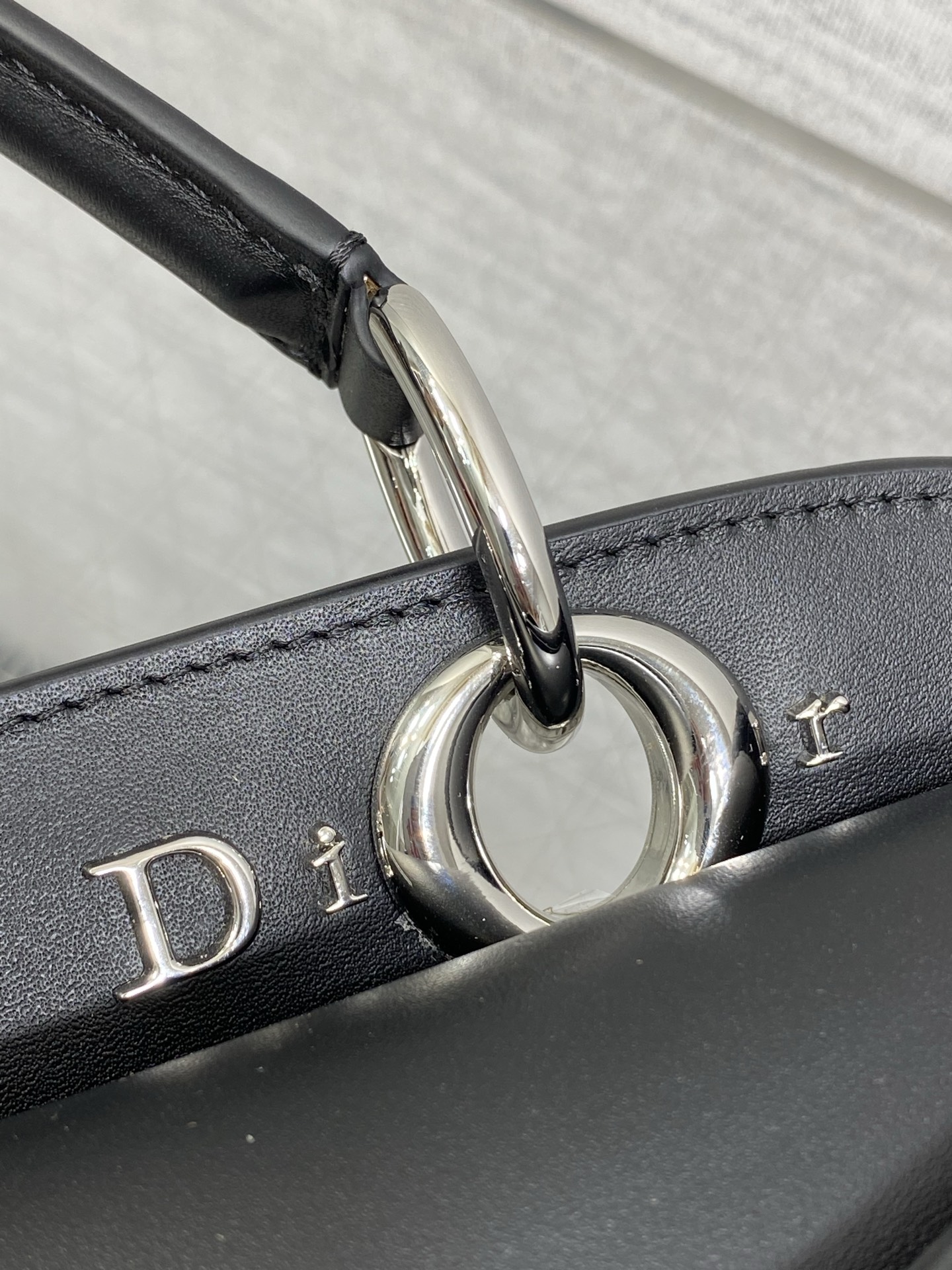 小号现货‼️Dior2026最新蝴蝶结手提包，把“蝴蝶结”焊在系列里.蝴蝶结也不再是小女生的甜腻感，新设
