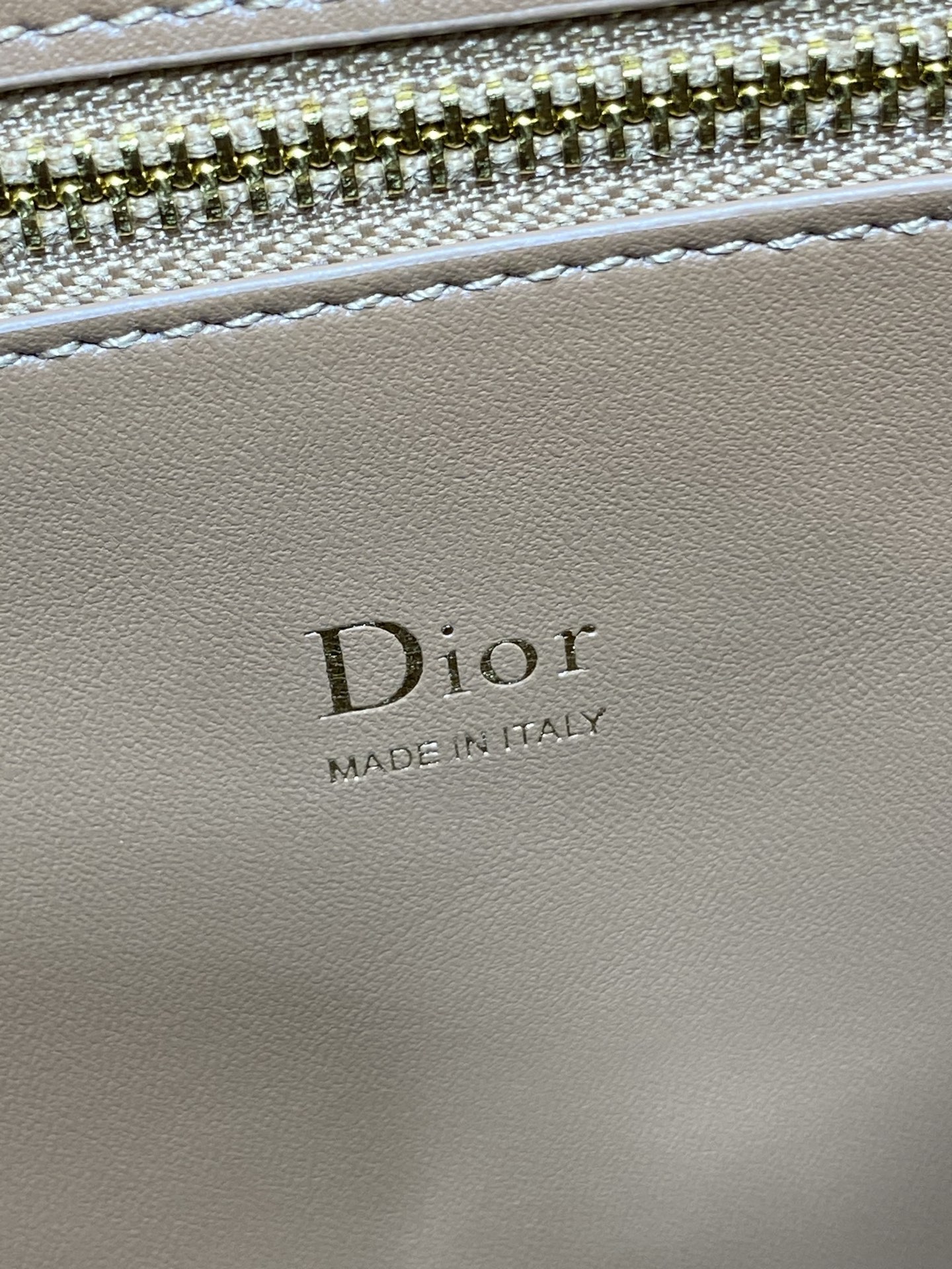 大号现货‼️Dior2026最新蝴蝶结手提包，把“蝴蝶结”焊在系列里.蝴蝶结也不再是小女生的甜腻感，新设