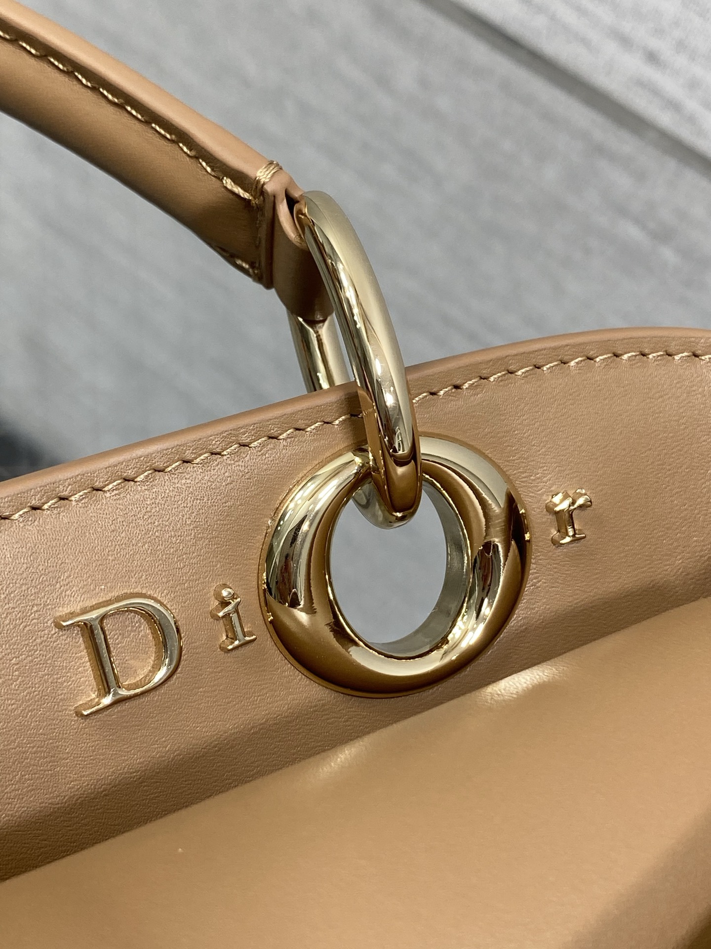 小号现货‼️Dior2026最新蝴蝶结手提包，把“蝴蝶结”焊在系列里.蝴蝶结也不再是小女生的甜腻感，新设