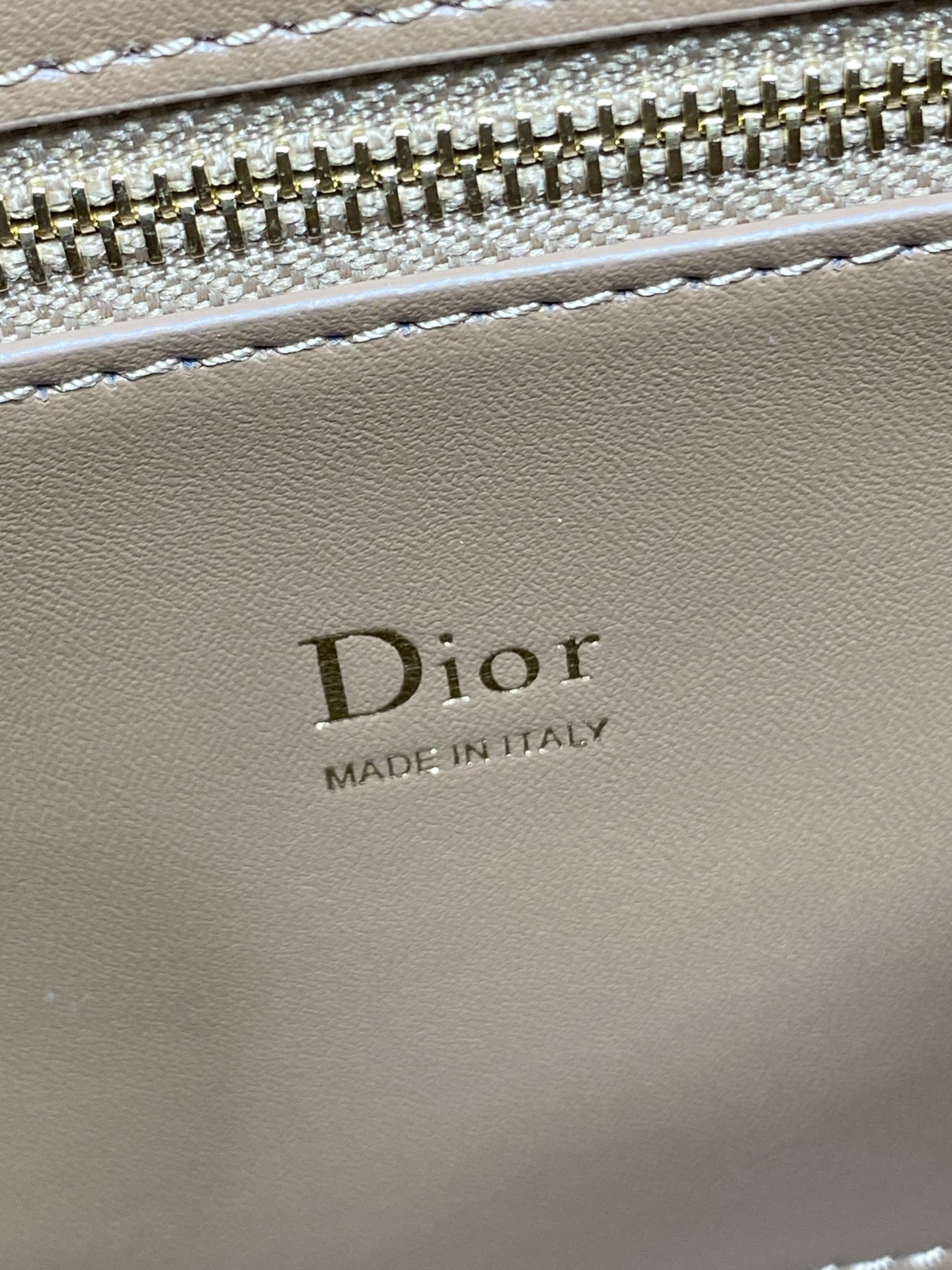 小号现货‼️Dior2026最新蝴蝶结手提包，把“蝴蝶结”焊在系列里.蝴蝶结也不再是小女生的甜腻感，新设
