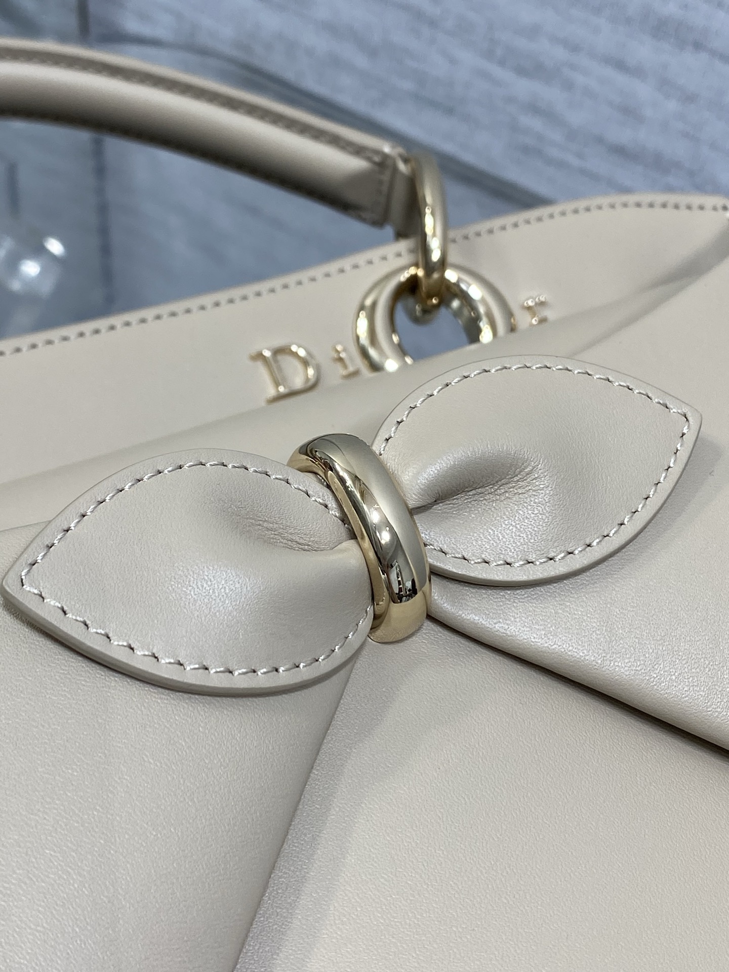 大号现货‼️Dior2026最新蝴蝶结手提包，把“蝴蝶结”焊在系列里.蝴蝶结也不再是小女生的甜腻感，新设