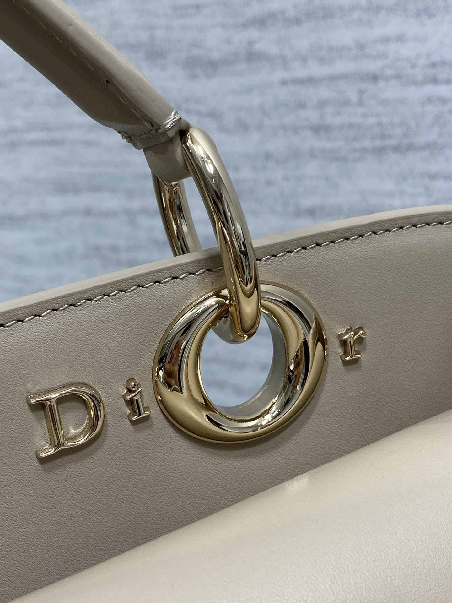 大号现货‼️Dior2026最新蝴蝶结手提包，把“蝴蝶结”焊在系列里.蝴蝶结也不再是小女生的甜腻感，新设