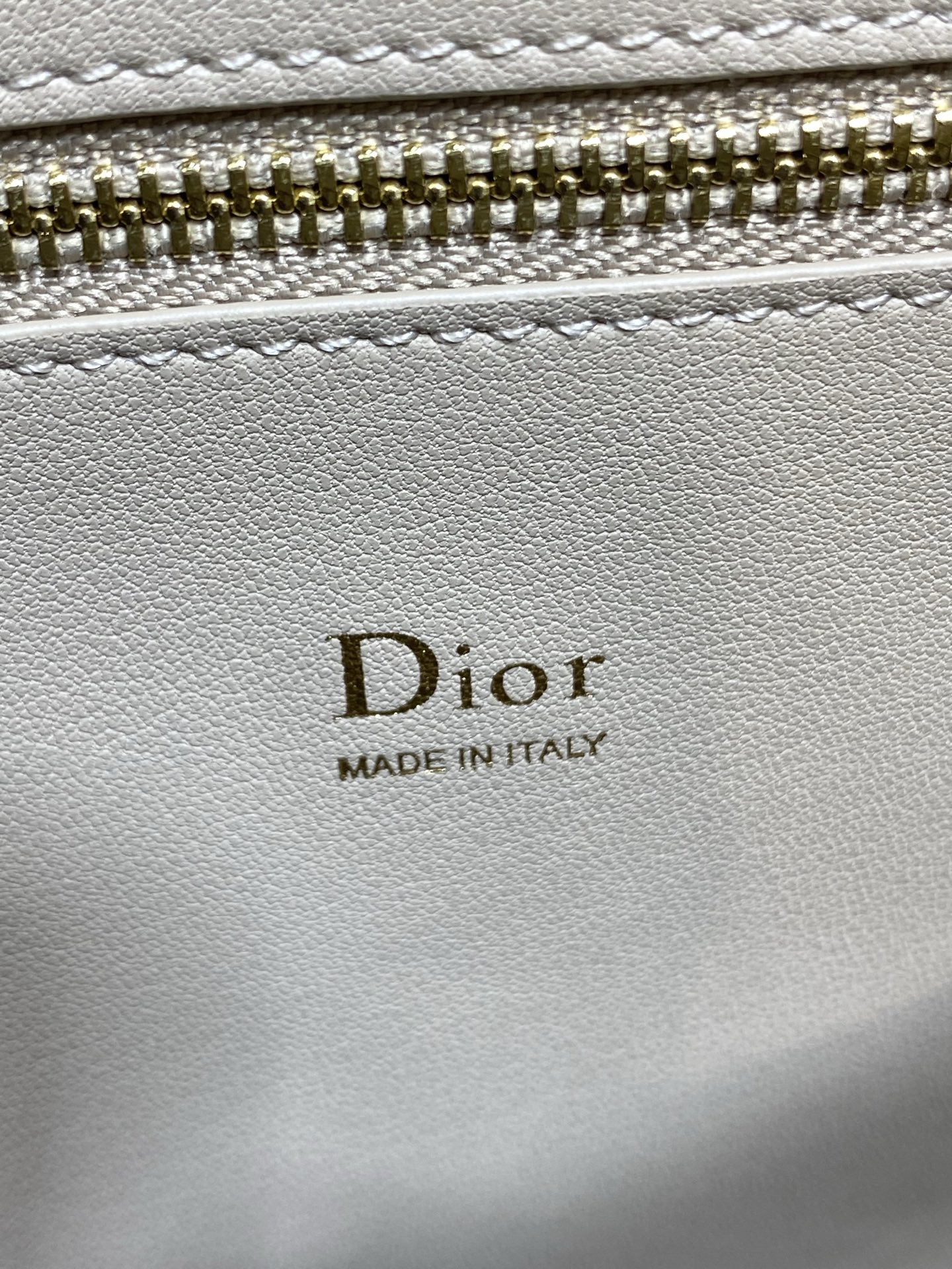 大号现货‼️Dior2026最新蝴蝶结手提包，把“蝴蝶结”焊在系列里.蝴蝶结也不再是小女生的甜腻感，新设