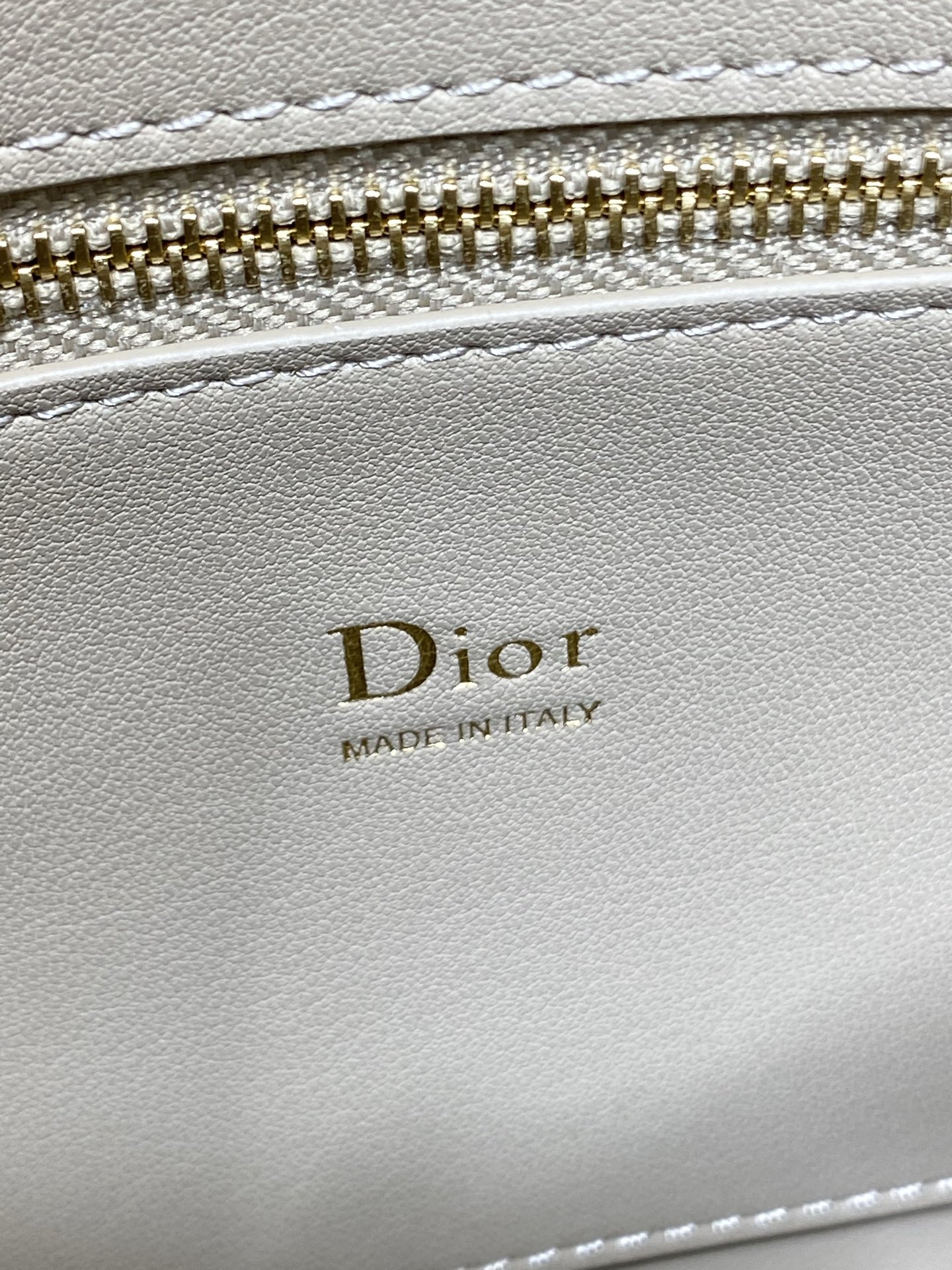 小号现货‼️Dior2026最新蝴蝶结手提包，把“蝴蝶结”焊在系列里.蝴蝶结也不再是小女生的甜腻感，新设