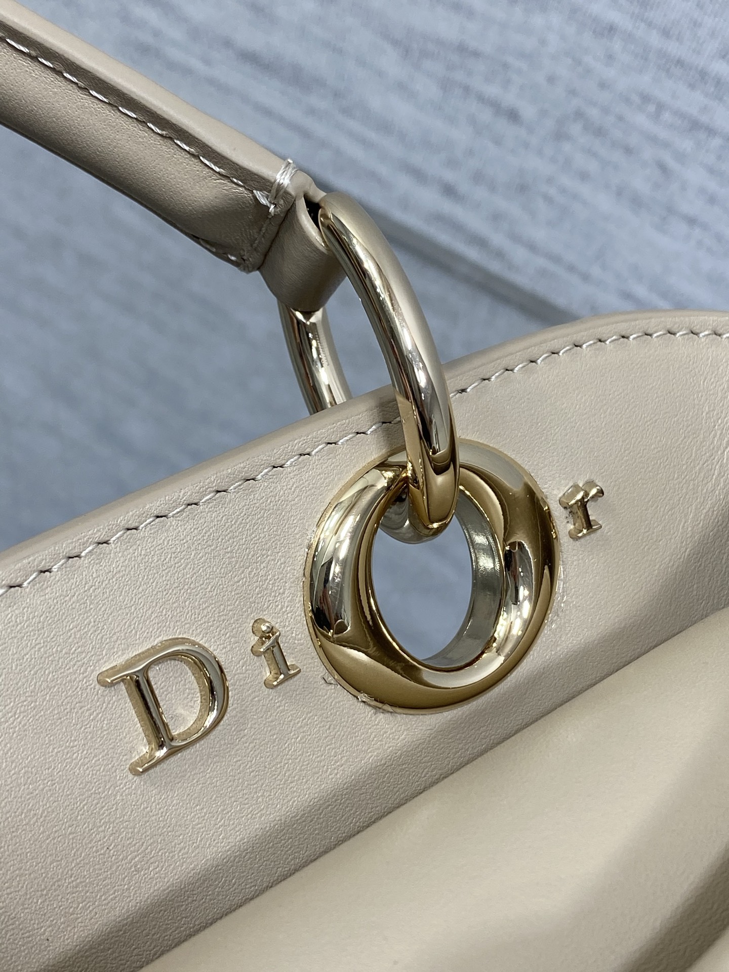 小号现货‼️Dior2026最新蝴蝶结手提包，把“蝴蝶结”焊在系列里.蝴蝶结也不再是小女生的甜腻感，新设
