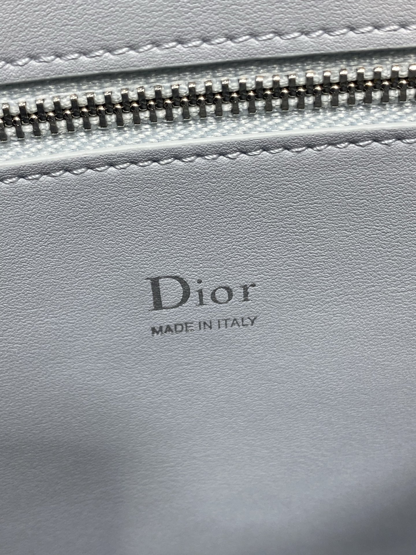 大号现货‼️Dior2026最新蝴蝶结手提包，把“蝴蝶结”焊在系列里.蝴蝶结也不再是小女生的甜腻感，新设