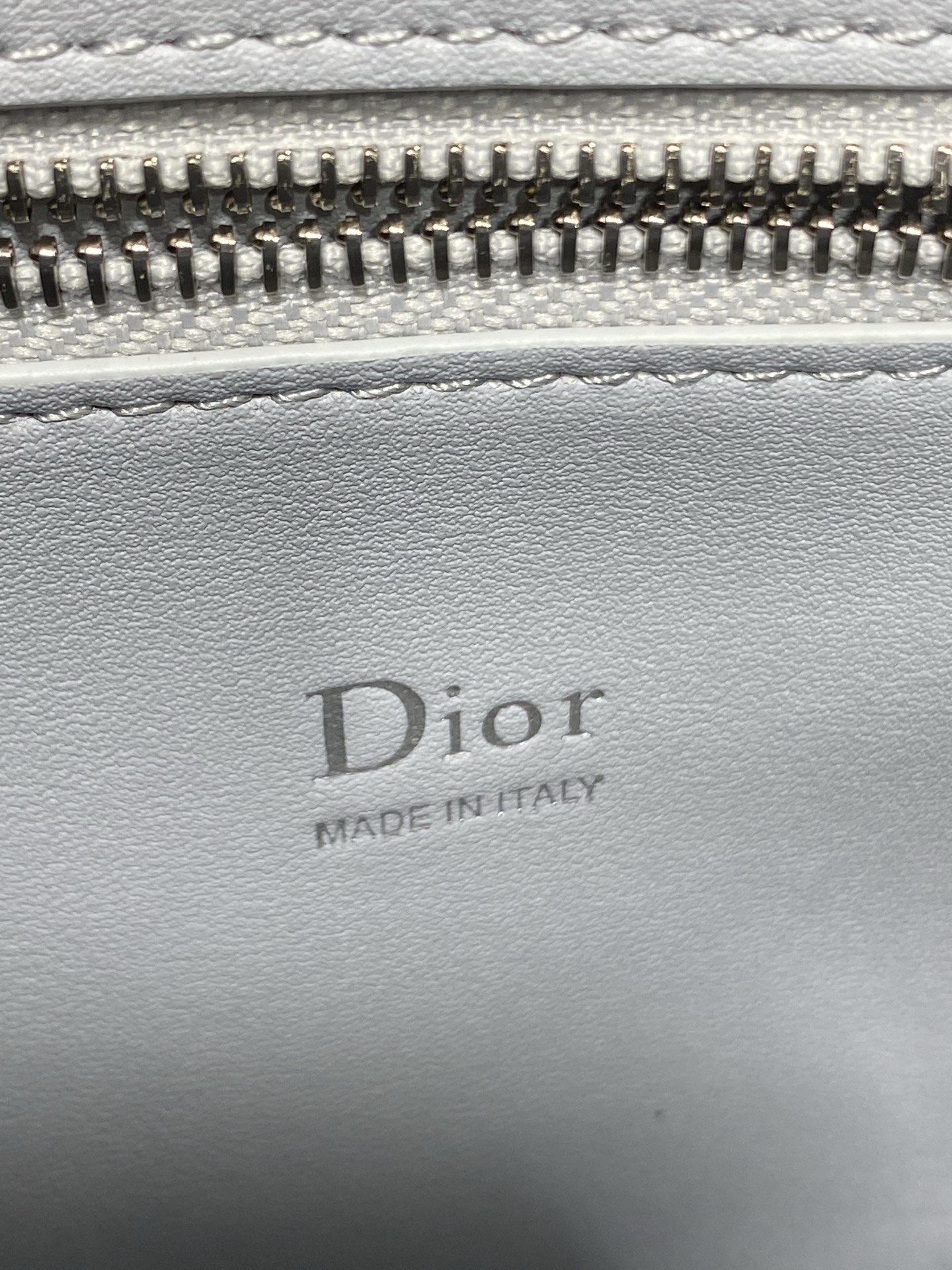 小号现货‼️Dior2026最新蝴蝶结手提包，把“蝴蝶结”焊在系列里.蝴蝶结也不再是小女生的甜腻感，新设