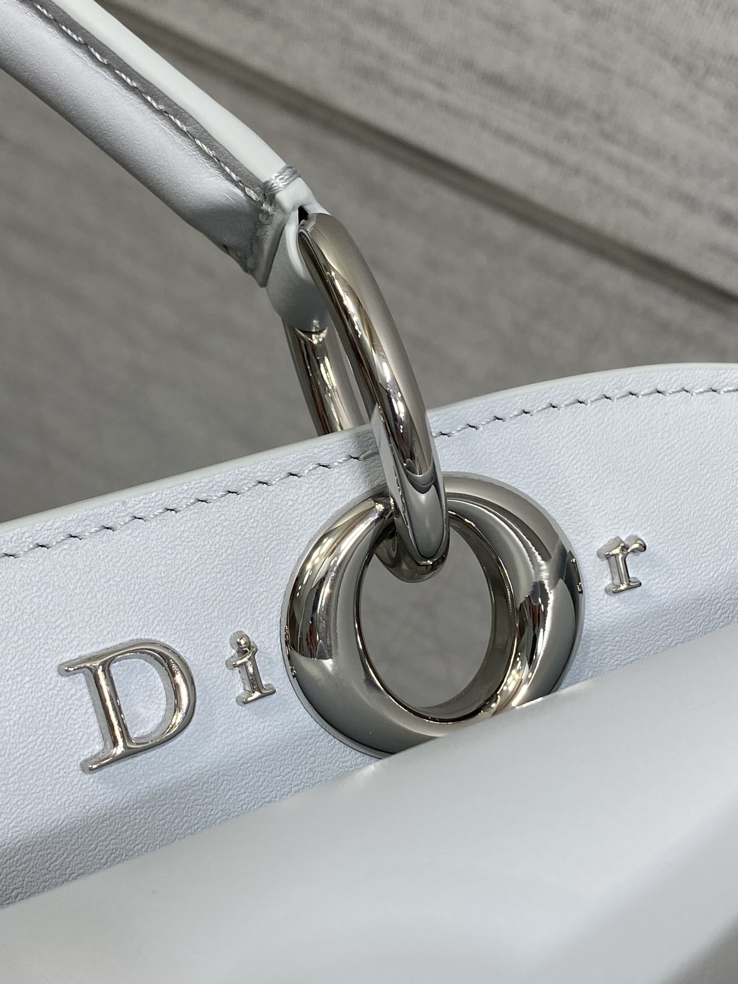 小号现货‼️Dior2026最新蝴蝶结手提包，把“蝴蝶结”焊在系列里.蝴蝶结也不再是小女生的甜腻感，新设