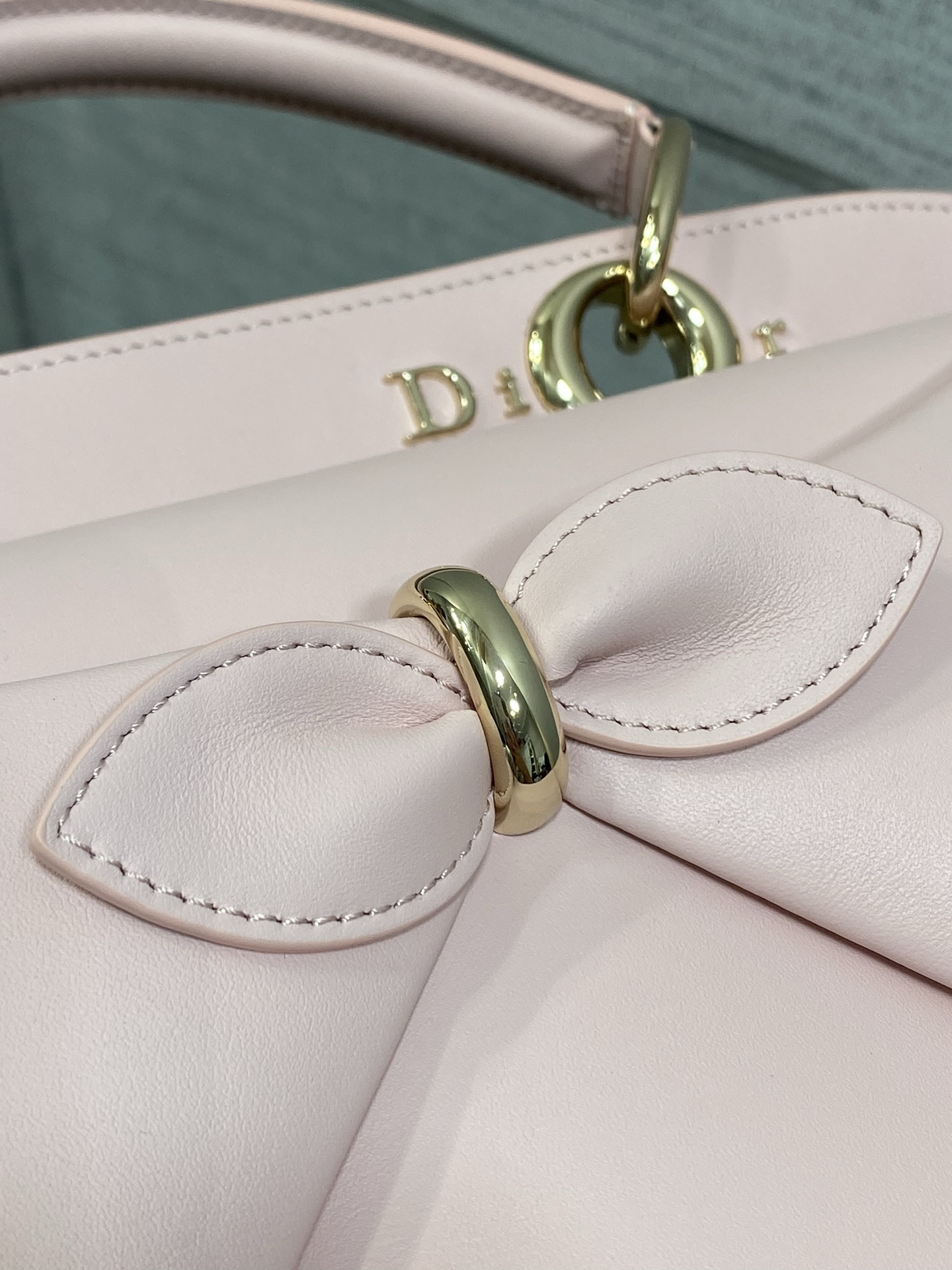大号现货‼️Dior2026最新蝴蝶结手提包，把“蝴蝶结”焊在系列里.蝴蝶结也不再是小女生的甜腻感，新设