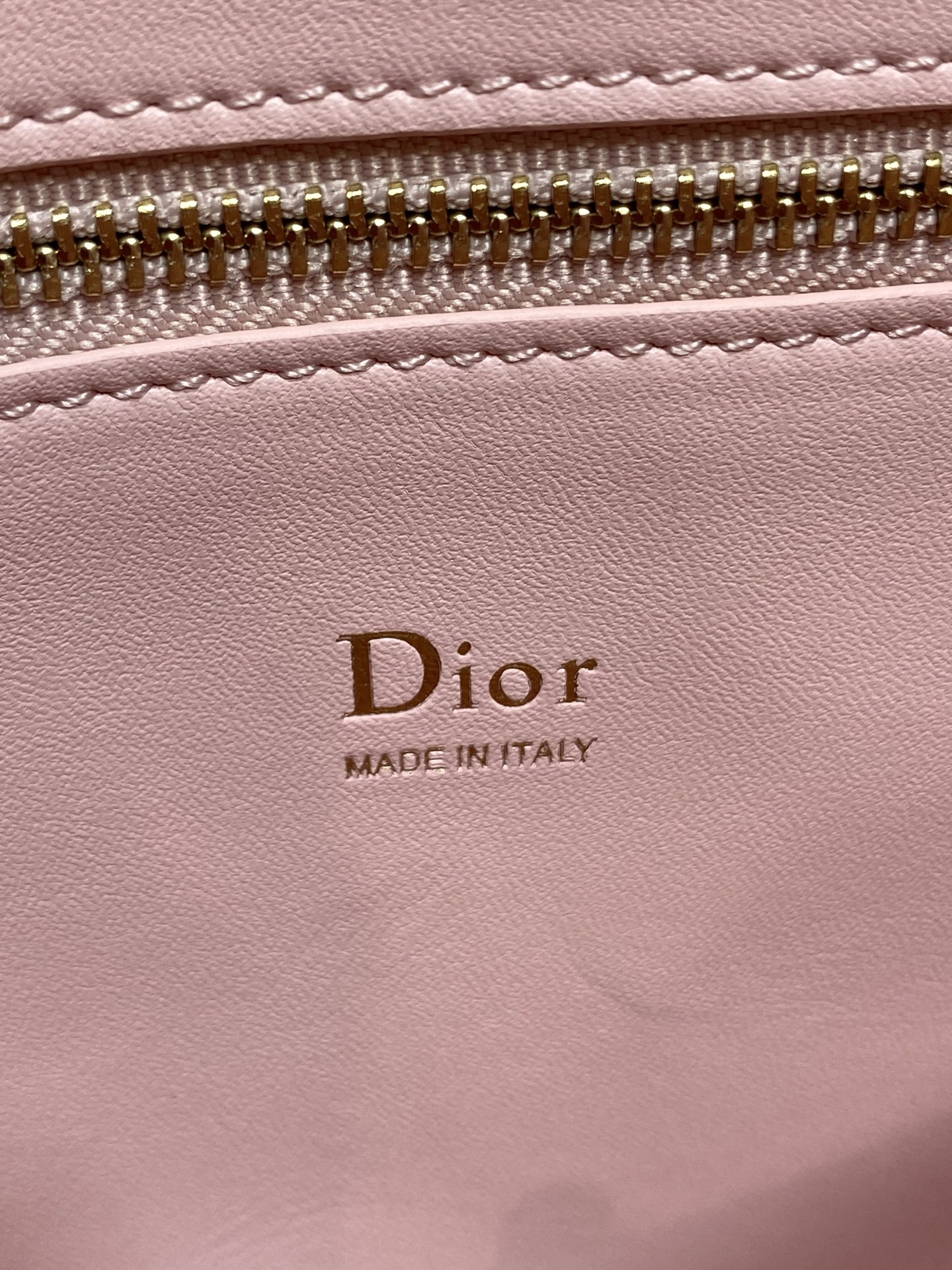 大号现货‼️Dior2026最新蝴蝶结手提包，把“蝴蝶结”焊在系列里.蝴蝶结也不再是小女生的甜腻感，新设