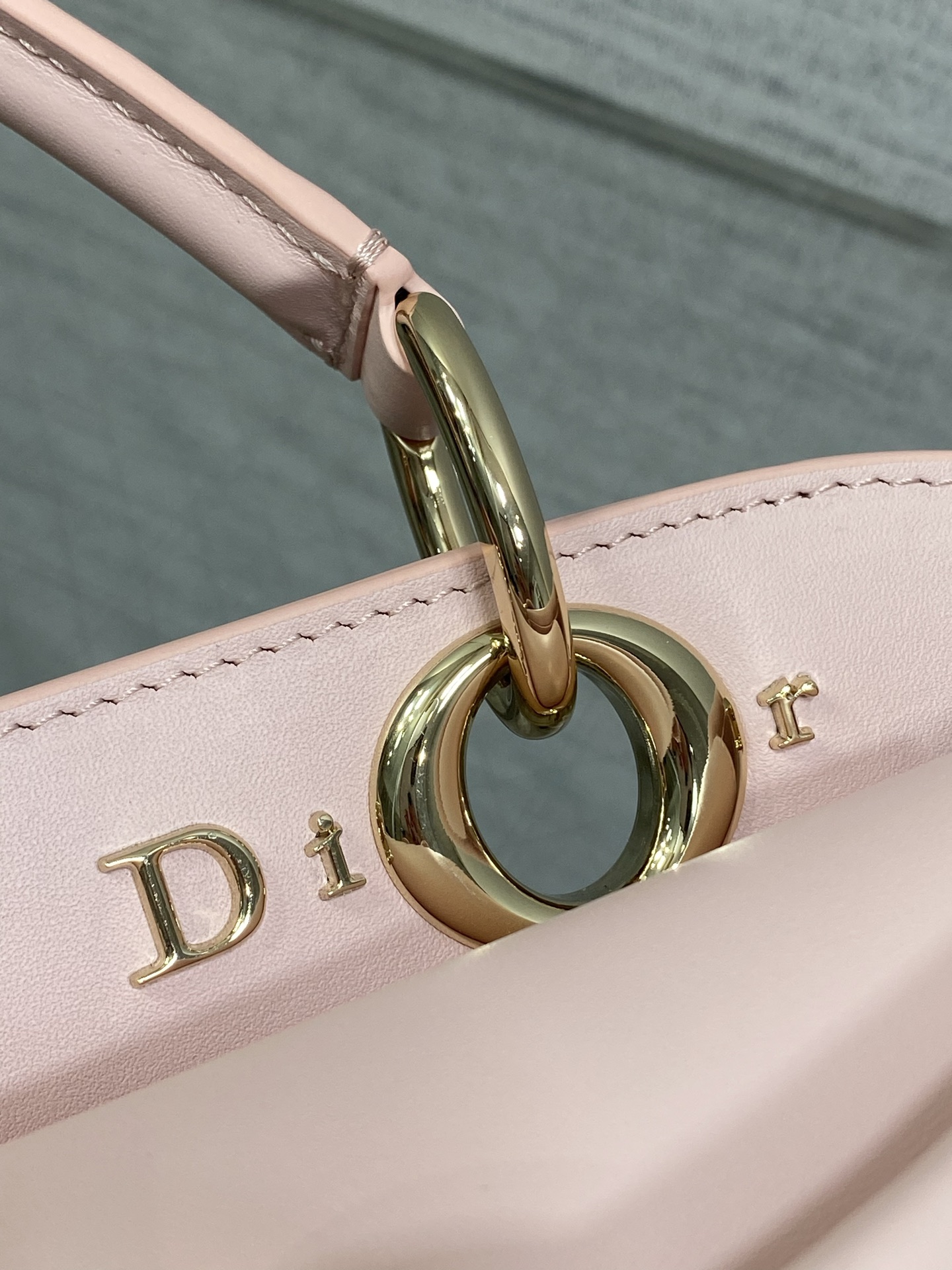 小号现货‼️Dior2026最新蝴蝶结手提包，把“蝴蝶结”焊在系列里.蝴蝶结也不再是小女生的甜腻感，新设