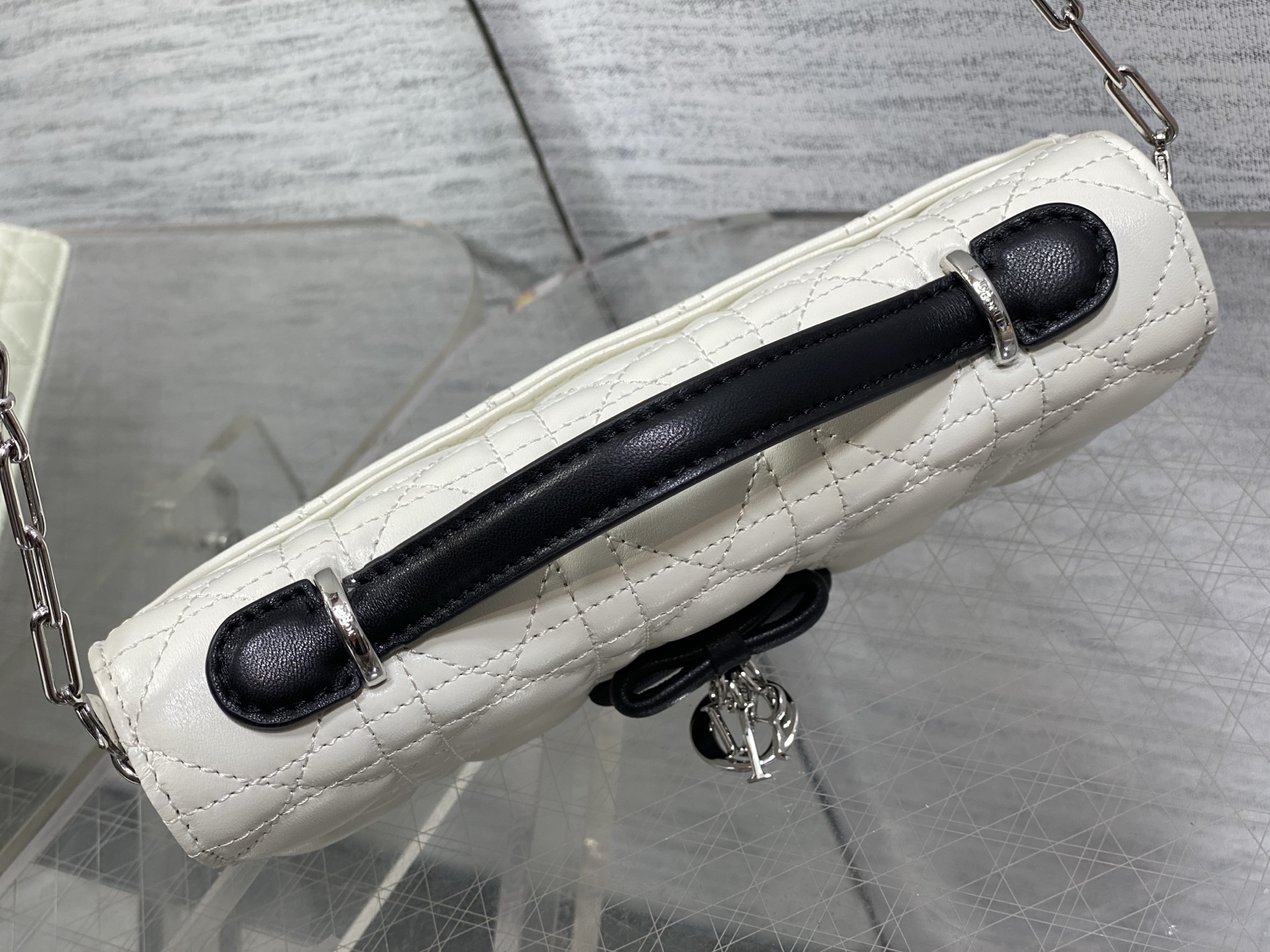 白拼黑现货‼️全新升级版本，原厂皮芯片款砖柜最新蝴蝴结链条WOC标志性的藤纹格，经典的字母吊饰别致的手柄
