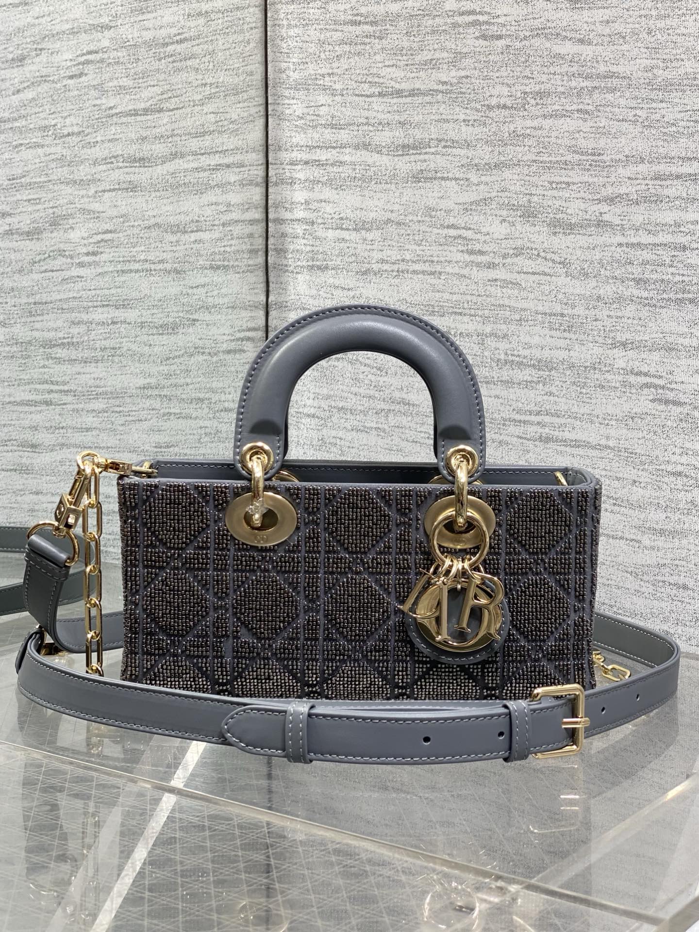 NO:811916,In stock, Lady’s latest limited edition heavy-made bead Princess Diana bag, a must-have three-compartment small bag for everyone. Charming, elegant and full of aura, it is also full of femininity when carried cross-body, classic fashion style. Everyone has a beautiful bag on Instagram and many fashion icons, don’t miss it. Size22cm, Princess Diana heavy-made beads, Hermes,19860909现货 Lady最新限量版重工珠子戴妃包,人手一个必备的三格小包.迷人优雅又气场十足,斜挎手拎也是女人味十足,经典时尚风格.ins和众多时尚icon都人手一个的美包,别错过哦 Size22cm,戴妃重工珠子,Hermes,,Bag