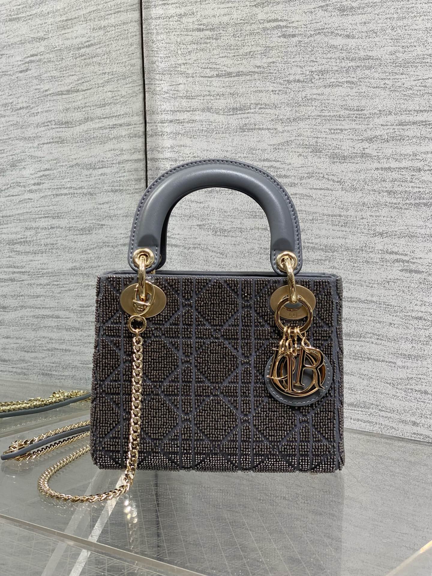 NO:811921,In stock, Lady's latest limited edition heavy-made bead Princess Diana bag, a must-have three-compartment small bag for everyone. Charming, elegant and full of aura, it is also full of femininity when carried cross-body, classic fashion style. Everyone has a beautiful bag on Instagram and many fashion icons, don't miss it. Sze17cm, Princess Diana heavy-made beads, Hermes,19860909现货 Lady最新限量版重工珠子戴妃包,人手一个必备的三格小包.迷人优雅又气场十足,斜挎手拎也是女人味十足,经典时尚风格.ins和众多时尚icon都人手一个的美包,别错过哦 Sze17cm,戴妃重工珠子,Hermes,,Bag