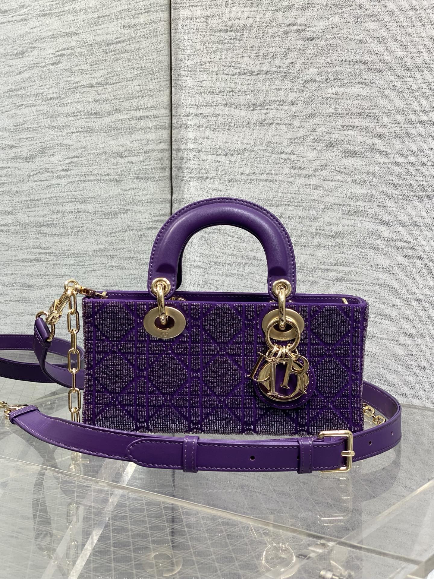 NO:811926,In stock, Lady’s latest limited edition heavy-made bead Princess Diana bag, a must-have three-compartment small bag for everyone. Charming, elegant and full of aura, it is also full of femininity when carried cross-body, classic fashion style. Everyone has a beautiful bag on Instagram and many fashion icons, don’t miss it. Size22cm, Princess Diana heavy-made beads, Hermes,19860909现货 Lady最新限量版重工珠子戴妃包,人手一个必备的三格小包.迷人优雅又气场十足,斜挎手拎也是女人味十足,经典时尚风格.ins和众多时尚icon都人手一个的美包,别错过哦 Size22cm,戴妃重工珠子,Hermes,,Bag