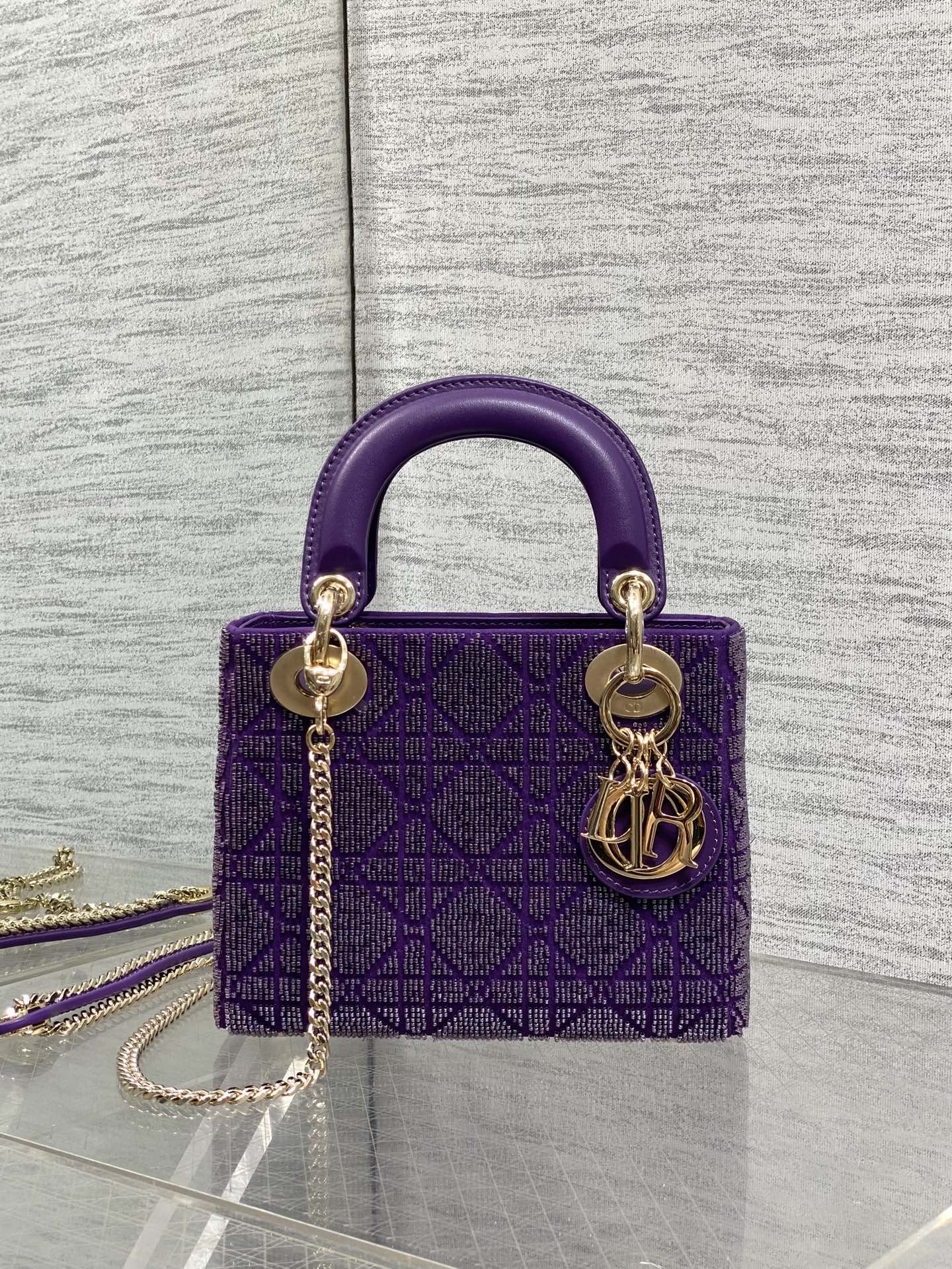 NO:811931,In stock, Lady's latest limited edition heavy-made bead Princess Diana bag, a must-have three-compartment small bag for everyone. Charming, elegant and full of aura, it is also full of femininity when carried cross-body, classic fashion style. Everyone has a beautiful bag on Instagram and many fashion icons, don't miss it. Sze17cm, Princess Diana heavy-made beads, Hermes,19860909现货 Lady最新限量版重工珠子戴妃包,人手一个必备的三格小包.迷人优雅又气场十足,斜挎手拎也是女人味十足,经典时尚风格.ins和众多时尚icon都人手一个的美包,别错过哦 Sze17cm,戴妃重工珠子,Hermes,,Bag