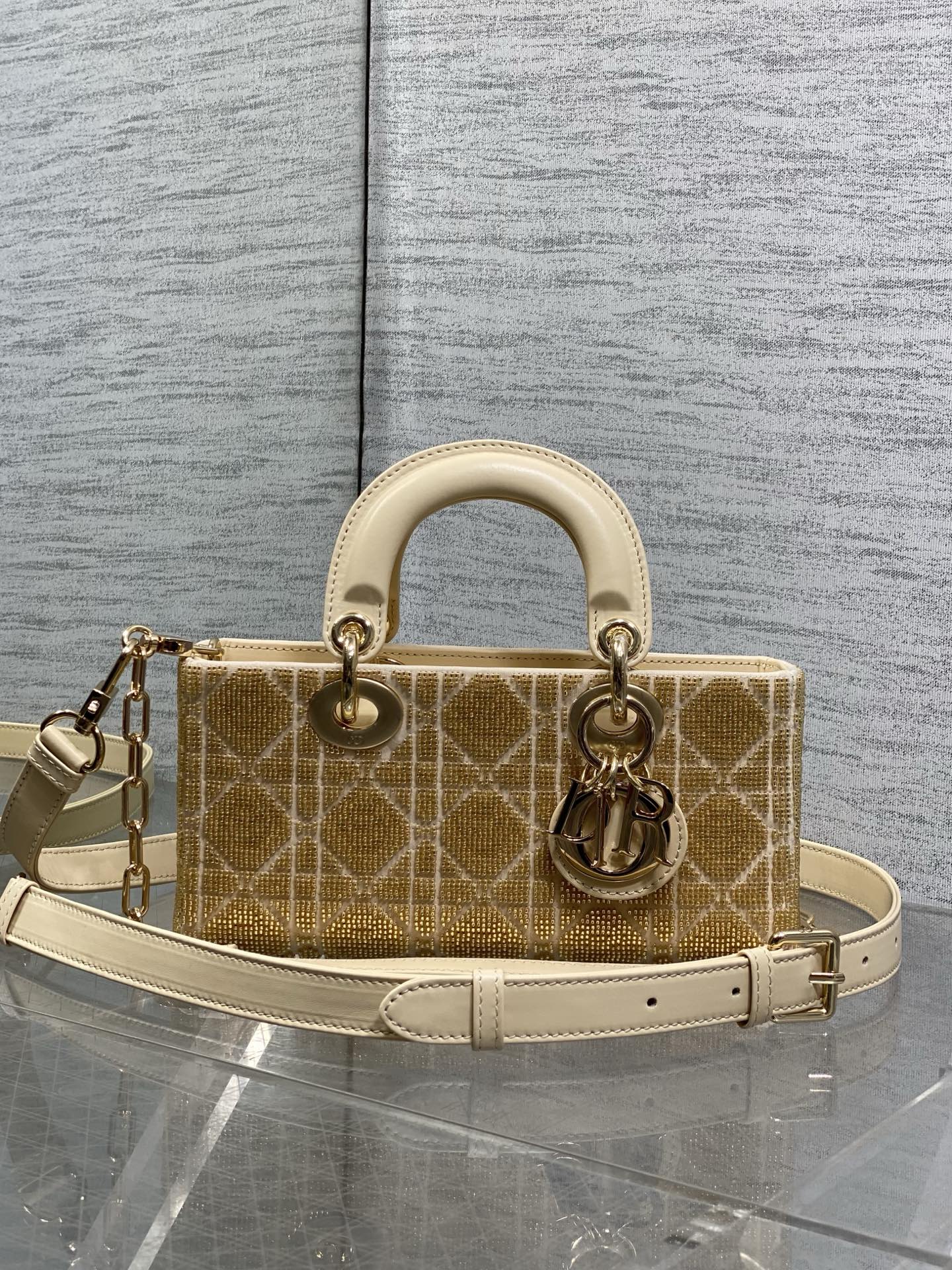 NO:811936,In stock, Lady's latest limited edition heavy-made bead Princess Diana bag, a must-have three-compartment small bag for everyone. Charming, elegant and full of aura, it is also full of femininity and classic fashion style when carried cross-body. Everyone has a beautiful bag on Instagram and many fashion icons, don't miss it. Size22cm, Princess Diana heavy-made beads, Hermes,19860909现货 Lady最新限量版重工珠子戴妃包,人手一个必备的三格小包.迷人优雅又气场十足,斜挎手拎也是女人味十足,经典时尚风格.ins和众多时尚icon都人手一个的美包,别错过哦 Size22cm,戴妃重工珠子,Hermes,,Bag