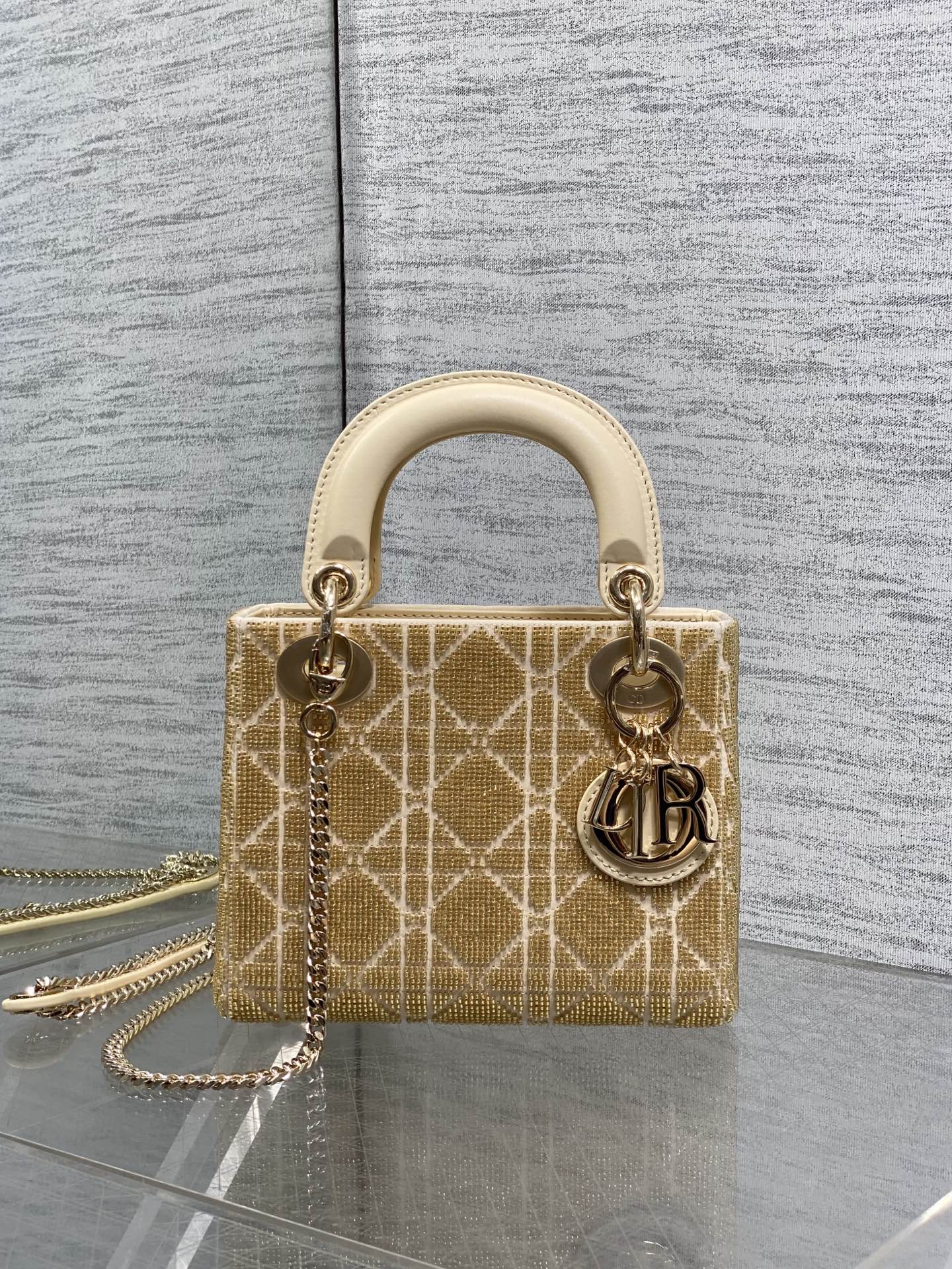 NO:811887,In stock, Lady's latest limited edition heavy-made bead Princess Diana bag, a must-have three-compartment small bag for everyone. Charming, elegant and full of aura, it is also full of femininity when carried cross-body, classic fashion style. Everyone has a beautiful bag on Instagram and many fashion icons, don't miss it. Sze17cm, Princess Diana heavy-made beads, Hermes,19860909现货 Lady最新限量版重工珠子戴妃包,人手一个必备的三格小包.迷人优雅又气场十足,斜挎手拎也是女人味十足,经典时尚风格.ins和众多时尚icon都人手一个的美包,别错过哦 Sze17cm,戴妃重工珠子,Hermes,,Bag