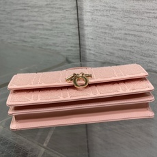 现货‼️Miss Dior最新限量手工珠子micro系列,一只什么都装不下,只能装下可爱的小包包😘,皮面 现货‼️Miss Dior最新限量手工珠子micro系列,一只什么都装不下,只能装下可爱的小包包😘,皮面