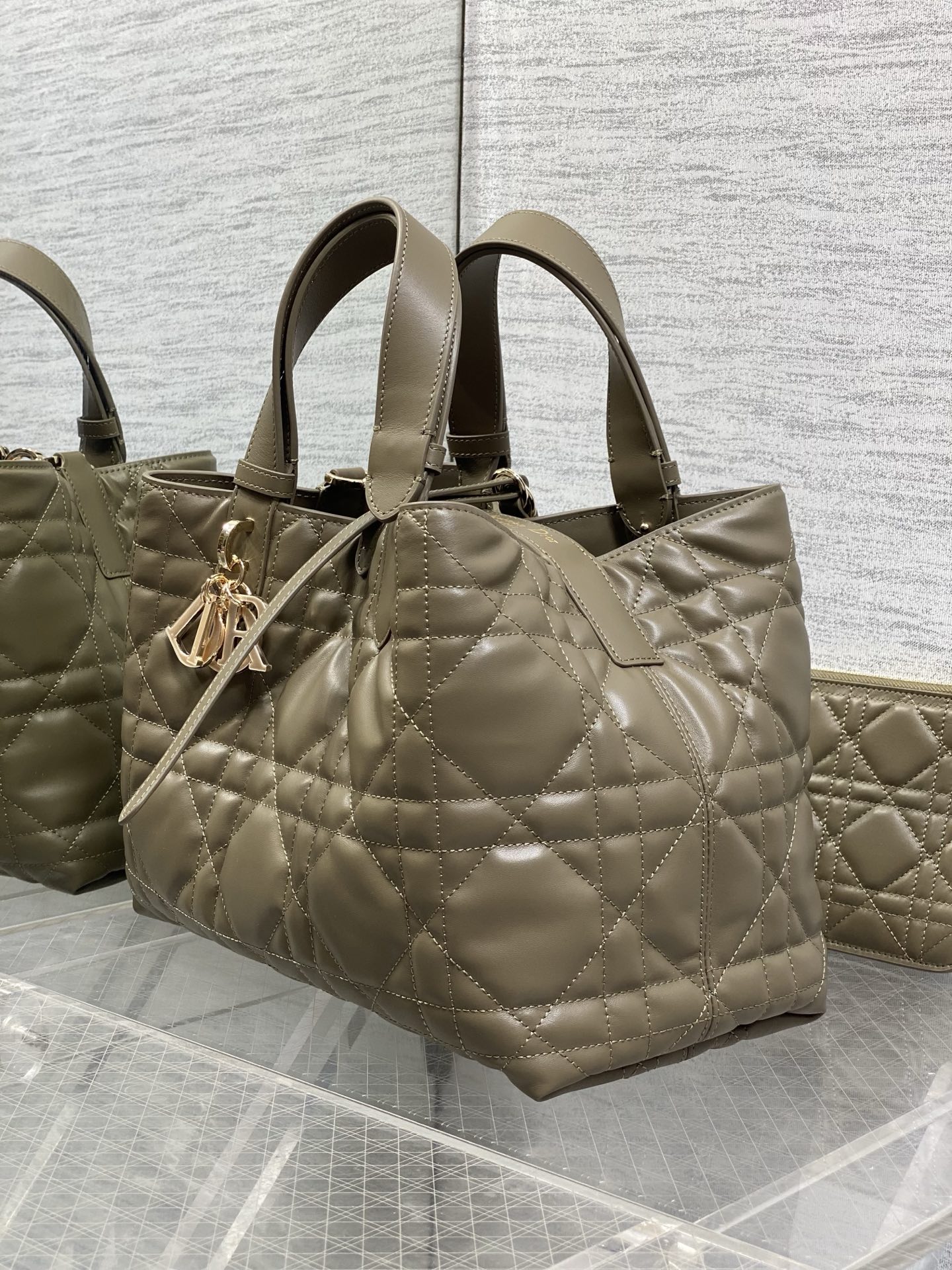 裸绿色中号现货‼️全新升级版本内里牛皮,带着 Toujours 去旅行,超大菱格的设计,搭配经典的字母配 裸绿色中号现货‼️全新升级版本内里牛皮,带着 Toujours 去旅行,超大菱格的设计,搭配经典的字母配