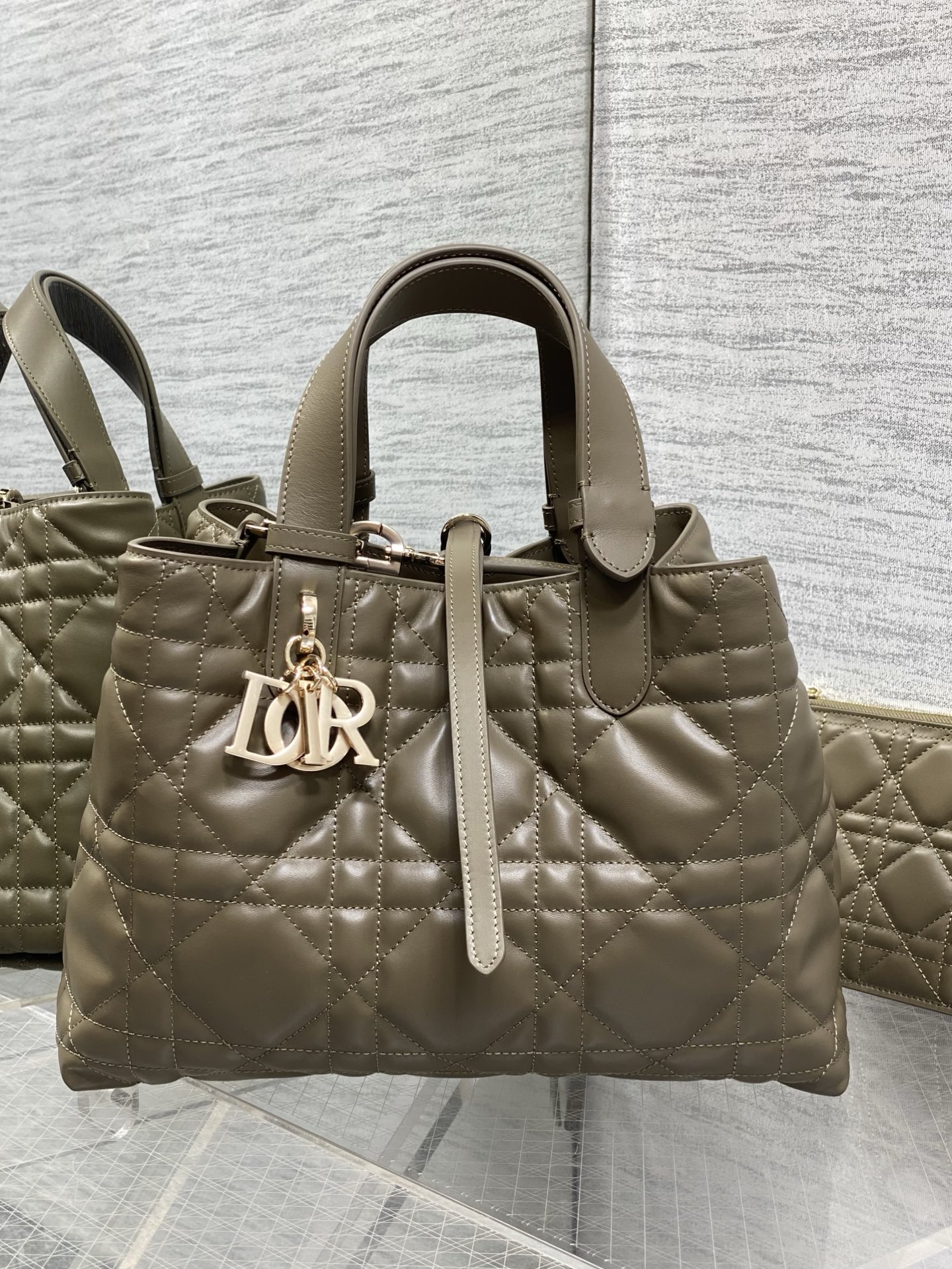 NO:811912,Nude green medium size in stock. Newly upgraded version with cowhide lining. Take Toujours with you when traveling. The oversized rhombus design is paired with classic letter accessories. It is modern and fashionable. The structure of the bag is very soft. The calfskin material is full of high-end feel. The unique buckle can be folded on the side when closed. The capacity is very nice. It also has an inner pocket for easy storage of small items. size:28.5*19*21cm,Toujours popular tote,cowhide,Hermes,19860909裸绿色中号现货 全新升级版本内里牛皮,带着 Toujours 去旅行,超大菱格的设计,搭配经典的字母配饰,摩登时尚感十足,包身结构十分柔软,小牛皮材质高级感满满,别具一格的扣饰扣合时侧面可折叠,容量非常nice,还贴心的配有一枚内袋,方便收納小物品哦 size:28.5*19*21cm,Toujours大爆款托特,cowhide,Hermes,,Bag