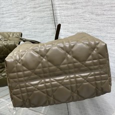 裸绿色中号现货‼️全新升级版本内里牛皮,带着 Toujours 去旅行,超大菱格的设计,搭配经典的字母配 裸绿色中号现货‼️全新升级版本内里牛皮,带着 Toujours 去旅行,超大菱格的设计,搭配经典的字母配