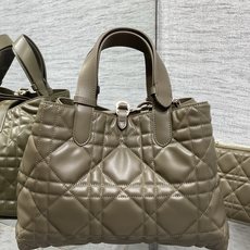 裸绿色中号现货‼️全新升级版本内里牛皮,带着 Toujours 去旅行,超大菱格的设计,搭配经典的字母配 裸绿色中号现货‼️全新升级版本内里牛皮,带着 Toujours 去旅行,超大菱格的设计,搭配经典的字母配