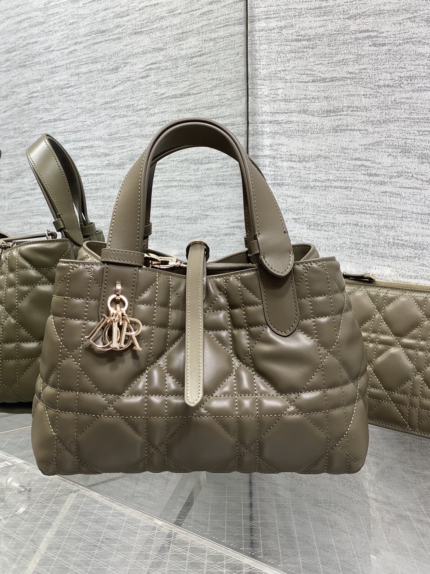 NO:811922,Small nude green, a new upgraded version, with cowhide sheep pattern inside. Take Toujours with you when traveling. The oversized rhombus design, paired with classic letter accessories, is modern and fashionable. The structure of the bag is very soft, and the calfskin material is full of high-end feel. The unique buckle can be folded on the side when it is fastened. The capacity is very nice, and it is also thoughtfully equipped with an inner bag for easy storage of small items. size:23*15*15cm,Toujours popular tote,cowhide,Hermes,19860909小号裸绿色 全新升级版本,内里牛皮羊纹 带着 Toujours 去旅行,超大菱格的设计,搭配经典的字母配饰,摩登时尚感十足,包身结构十分柔软,小牛皮材质高级感满满,别具一格的扣饰扣合时侧面可折叠,容量非常nice,还贴心的配有一枚内袋,方便收納小物品哦 size:23*15*15cm,Toujours大爆款托特,cowhide,Hermes,,Bag