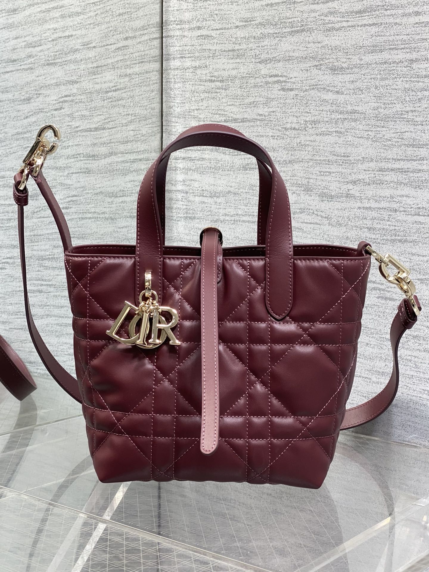 NO:811940,In stock Toujours small indigenous vertical trumpet spring and summer limited color burgundy series Beautiful to the heart, it is a completely healing color. It has gentleness, romance, and calmness. It is more refreshing when paired with silver hardware. It is a dopamine artifact in summer. Pair it with light-colored clothes. Size: 16*12*18cm, Toujours popular Tote, Hermes,19860909现货 Toujours小土著竖版小号 春夏限定色酒红色系列 美到心巴上,属于完全治愈的色系 自带温柔,浪漫,平静 搭配银色五金更加的清爽 夏日的多巴胺神器 搭配浅色系衣服嘎嘎出片 size:16*12*18cm,Toujours大爆款托特,Hermes,,Bag