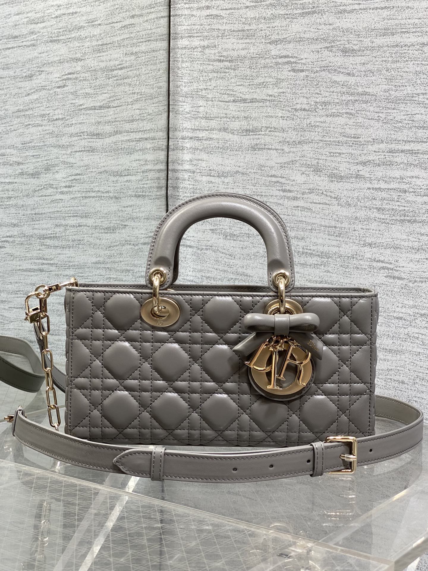 NO:811893,Light gray large size in stock. The latest bow D-joy is back strongly. The trend of hot style. The bag comes with two shoulder straps and multiple carrying methods♀. The upper body is beautiful and rustic. The classic rhombus design is elegant and fashionable with soft patent leather. Size 26*6*14cm, new bow bag, Hermes,19860909浅灰色大号现货 最新蝴蝶结D-joy强势回归,大爆款的节奏,包包自带两条肩带,多种背法♀,上身又美又飒,经典的菱格设计,搭配柔软的漆皮优雅又时尚 size26*6*14cm,新款蝴蝶结包,Hermes,,Bag