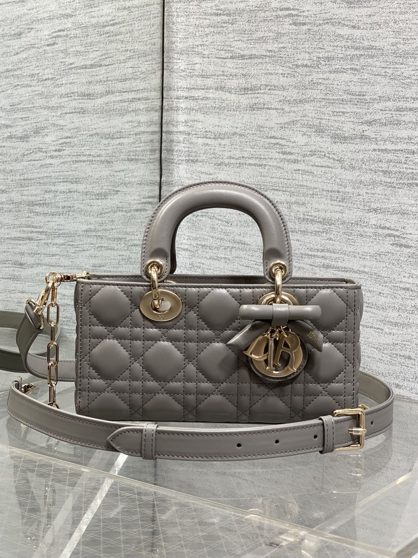 NO:811899,Light gray spot D-joy small series latest bow hardware, the new size is smaller, more refined, popular style, the bag comes with two shoulder straps, multiple carrying methods ♀, the upper body is beautiful and rustic, classic rhombus design, with soft sheepskin elegant and fashionable size 22*6*12cm, new bow bag, sheepskin, Hermes,19860909浅灰色现货 D-joy小号系列最新蝴蝶结五金,新出的尺寸更小巧,更显得精致,大爆款的节奏,包包自带两条肩带,多种背法♀,上身又美又飒,经典的菱格设计,搭配柔软的绵羊皮优雅又时尚 size22*6*12cm,新款蝴蝶结包,sheepskin,Hermes,,Bag