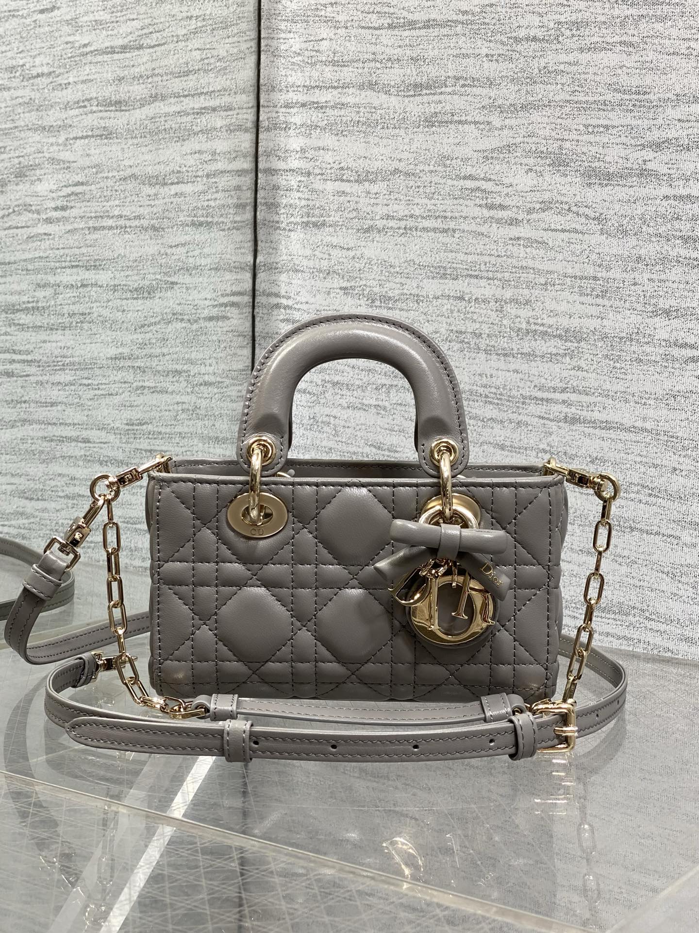 NO:811911,Light gray mini ready-made D-Joy bag latest bow sheepskin 2026 fashion is indeed reincarnation, returning to the medieval Princess Diana rectangular bag shape, short chain and slender shoulder straps directly to the gods!  !  It has a strong sense of retro fashion. It can be used in any occasion. It is definitely the ceiling among ladies. It is a strong presence in the circle, sisters. Size; 16*5.5*10cm, new bow bag, sheepskin, Hermes,19860909浅灰色迷你现货 D-Joy bag最新蝴蝶结羊皮2026款时尚果然就是轮回,回归了一把中古戴妃长方包形,短链条细长肩带直接封神！！复古时髦感超强,真是什么场合都可以把住绝对是lady中的天花板了,强势出圈啦姐妹们 Size；16*5.5*10cm,新款蝴蝶结包,sheepskin,Hermes,,Bag