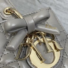 浅灰色迷你现货‼️D-Joy bag最新蝴蝶结🎀羊皮2026款时尚果然就是轮回,回归了一把中古戴妃长方包 浅灰色迷你现货‼️D-Joy bag最新蝴蝶结🎀羊皮2026款时尚果然就是轮回,回归了一把中古戴妃长方包